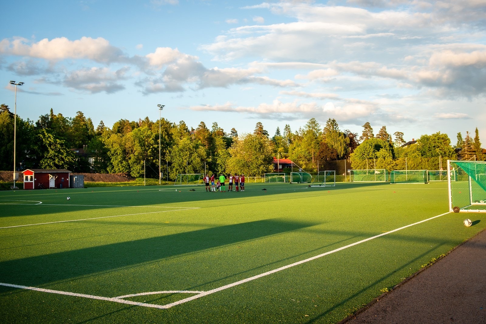 Voksenbanen ved Voksen skole. Området har en rekke aktivitetstilbud for barn i området, med idrettshaller, fotballbaner, skiklubber mm Galleribilde