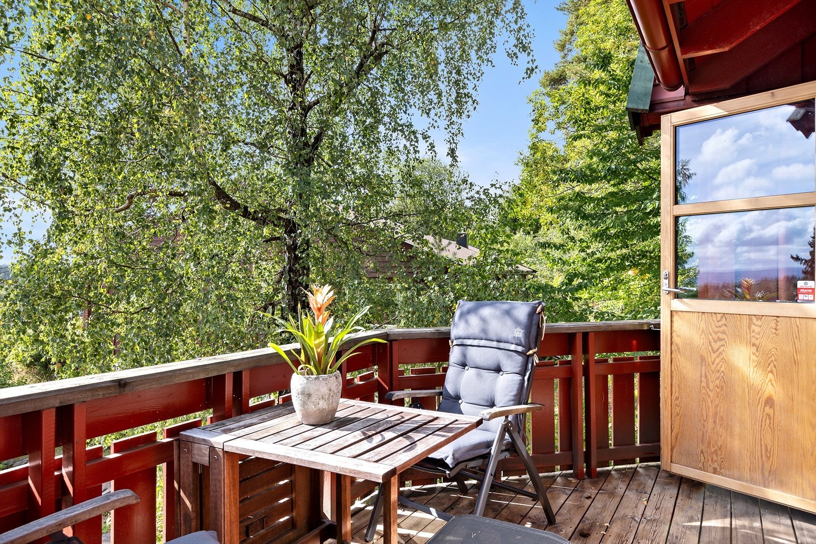 Balkong - sommerstid | Grønt og frodig Galleribilde