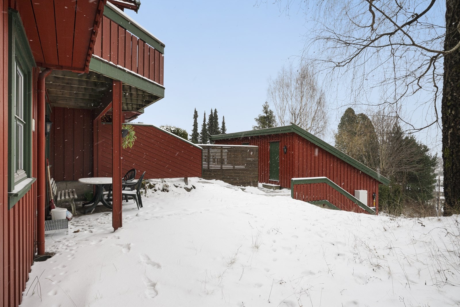 Stor og hyggelig uteplass på boligens fremside. Enkel adkomst til boden over garasjen Galleribilde