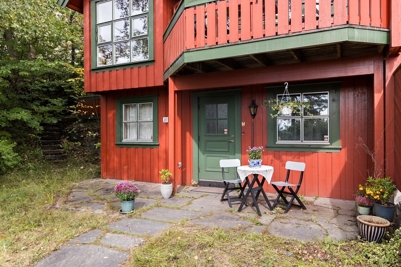 Herfra er det også trapp opp til boligens vestside med terrasse Galleribilde