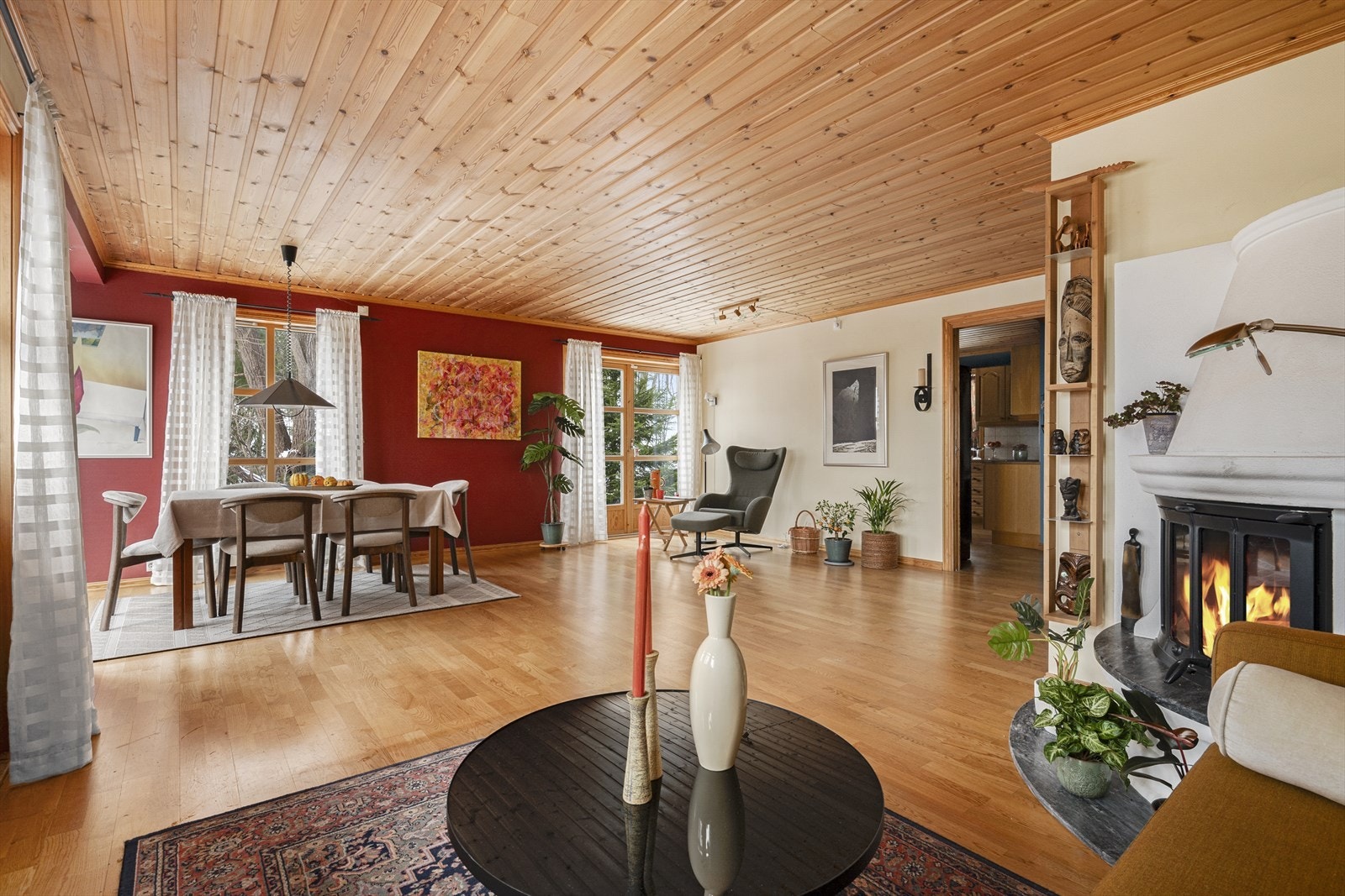 Stuen har gode møbleringsmuligheter for flere sittegrupper, lounge og et stort spisebord - et ideelt rom for både hverdagsliv og sosiale sammenkomster Galleribilde