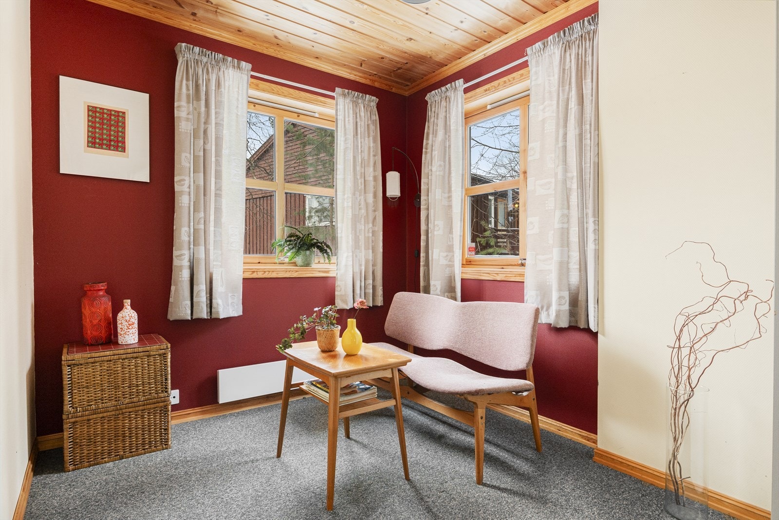 Lunt og fint soverom i 1. etasje med store vindusflater og gode lysforhold Galleribilde