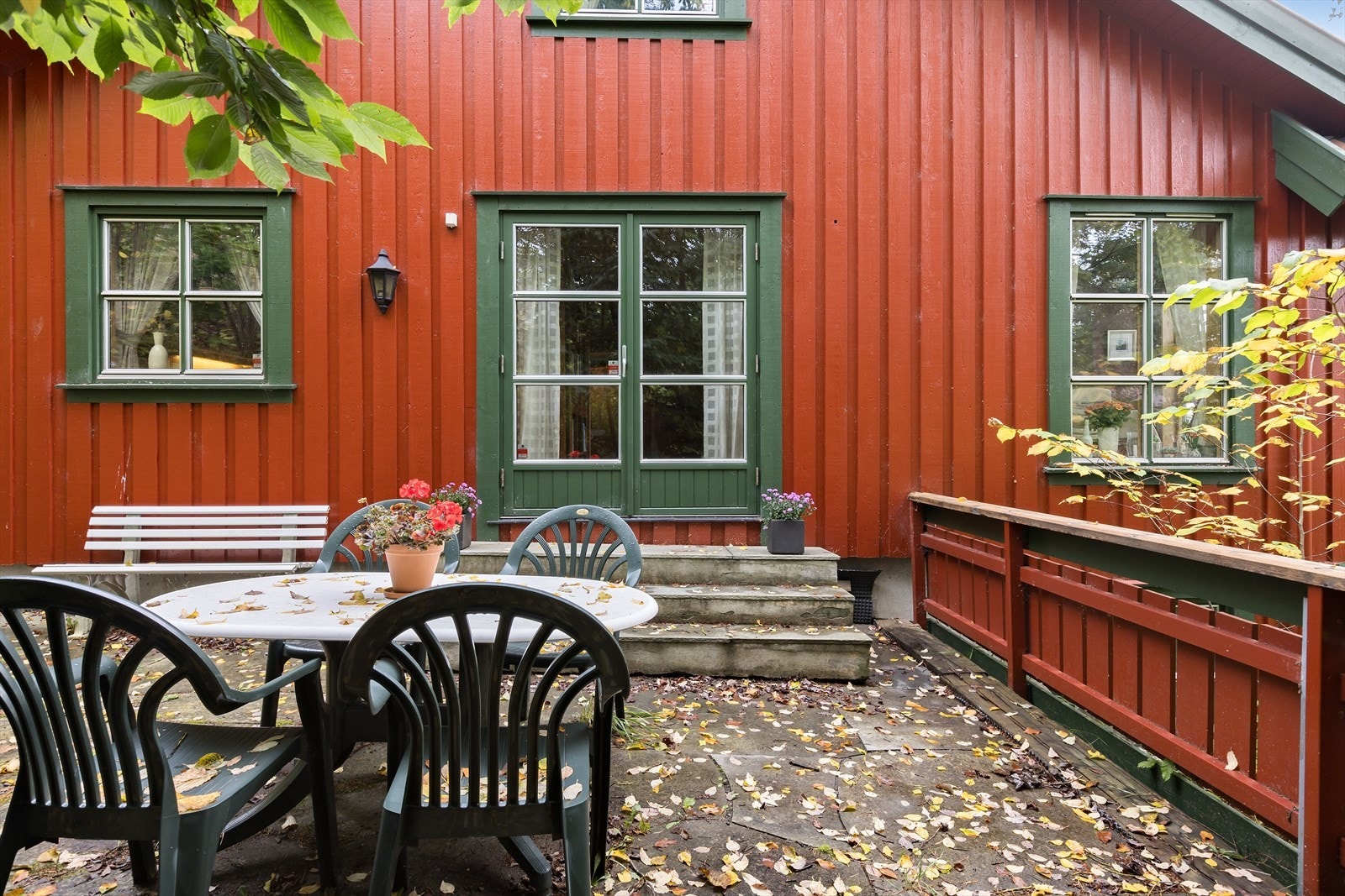 Rikelig plass til utemøbler, solsenger, grill og beplantning Galleribilde