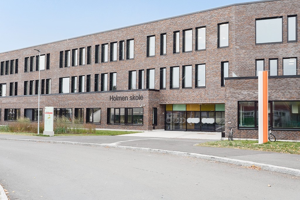 Området er meget barnevennlig og det er ca. fem minutters gange til populære Holmen barneskole. Skolen åpnet i 2018, og har meget gode fasiliteter Galleribilde