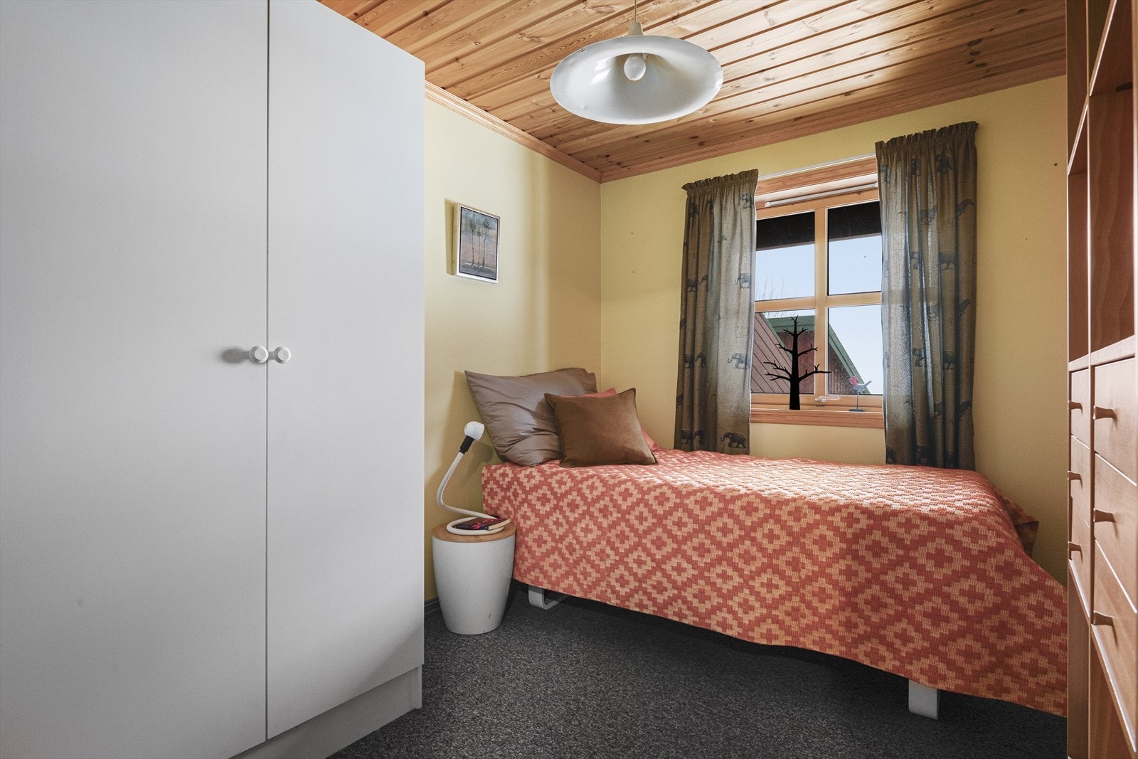 Soverom i 1. etasje med garderobeskap Galleribilde