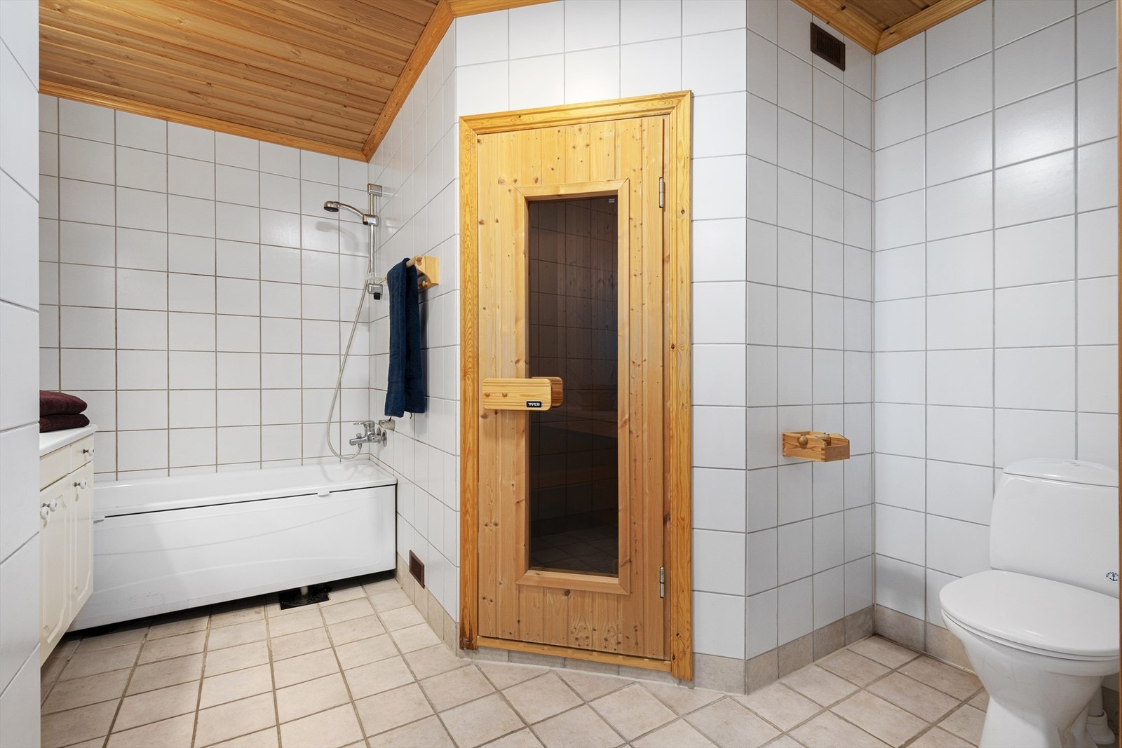 Badet er innredet med toalett, badekar med dusj og baderomsinnredning. Fra badet er det adkomst til badstue Galleribilde