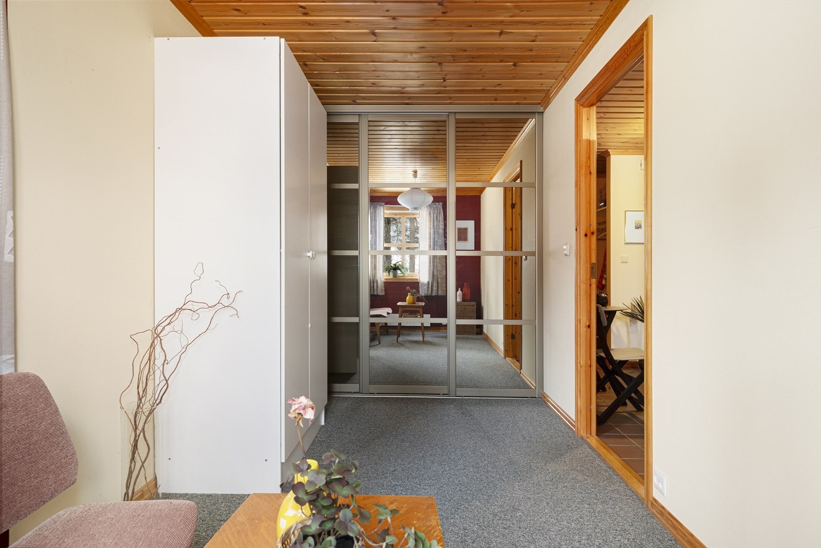 Soverommet har gode oppbevaringsmuligheter i skyvedørsgarderobe og garderobeskap Galleribilde