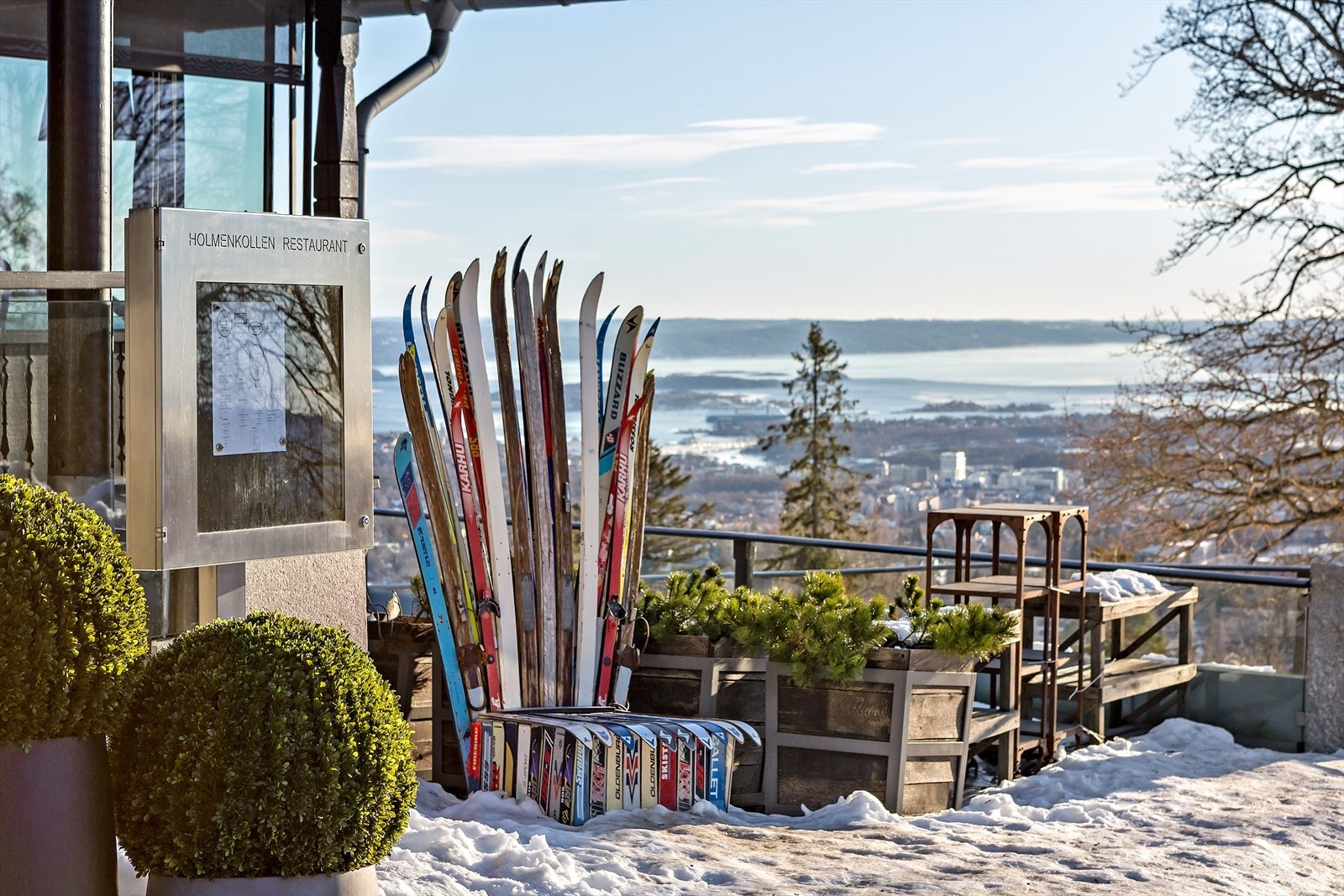 Holmenkollen Restaurant med flott utsikt i naturskjønne omgivelser Galleribilde