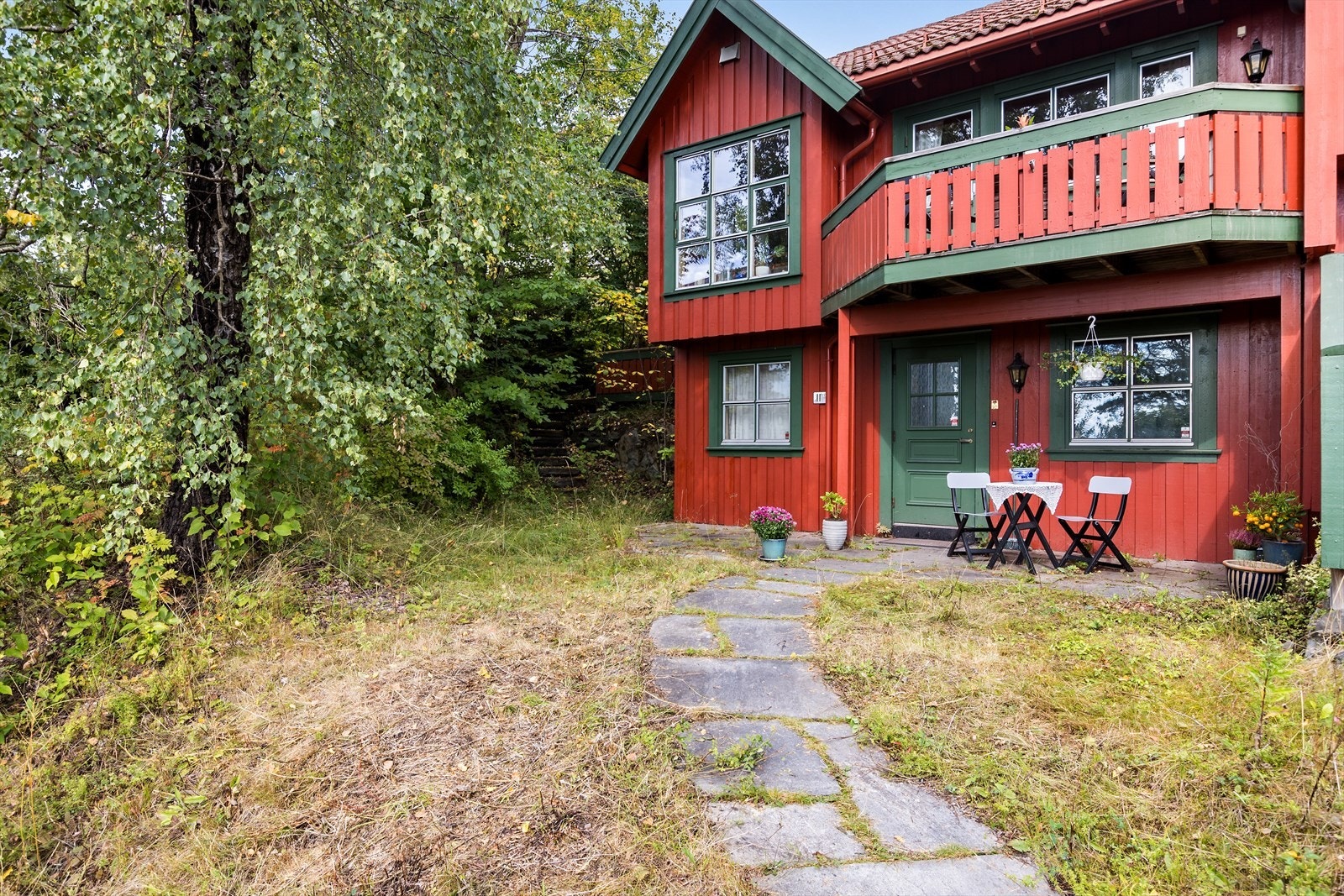 God plass til en hyggelig sittegruppe og skjermet med levegg mot nabo Galleribilde