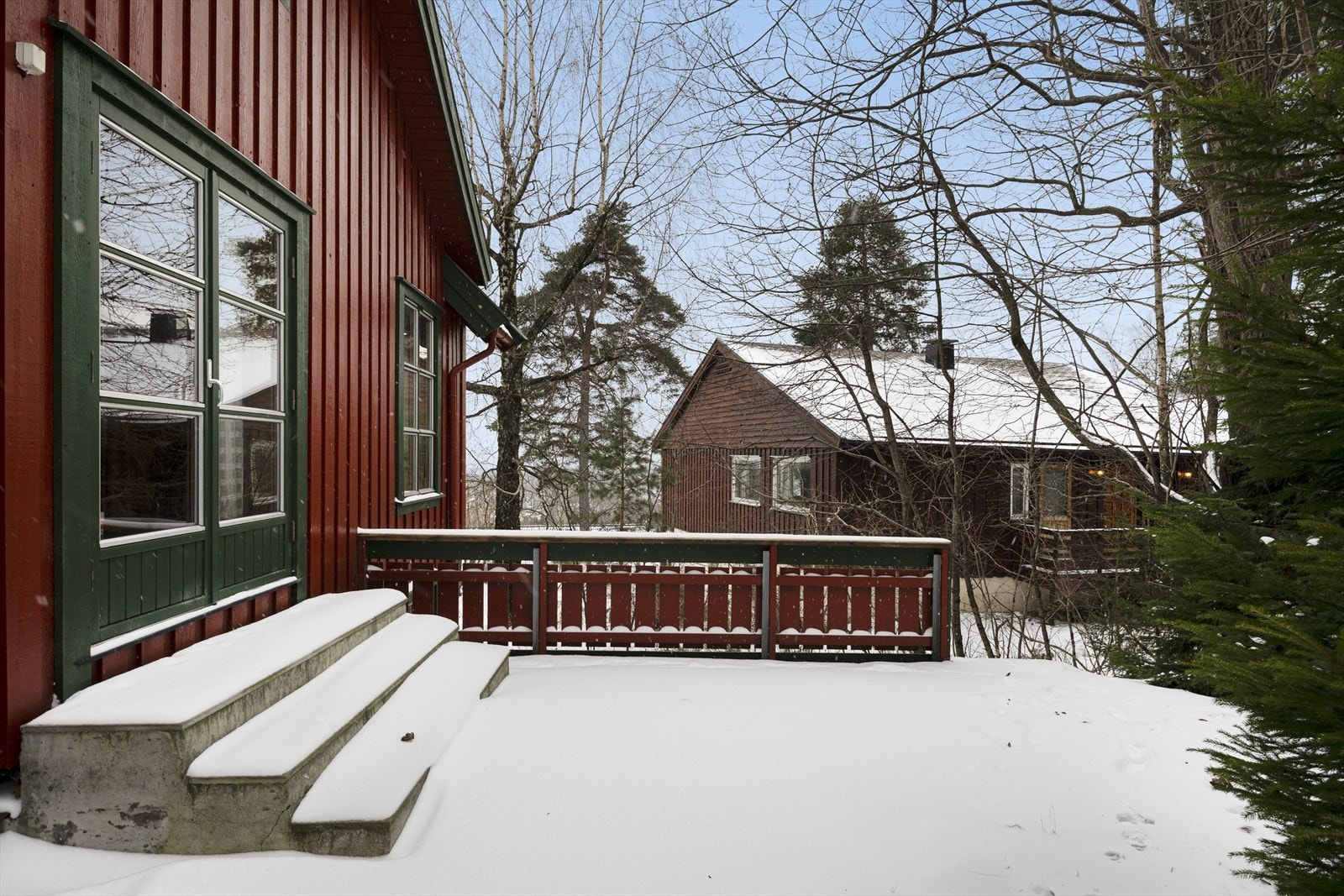 Fin endebeliggenhet med stor hage. Perfekt for lek, avslapning og hyggelige sammenkomster både sommer og vinter Galleribilde