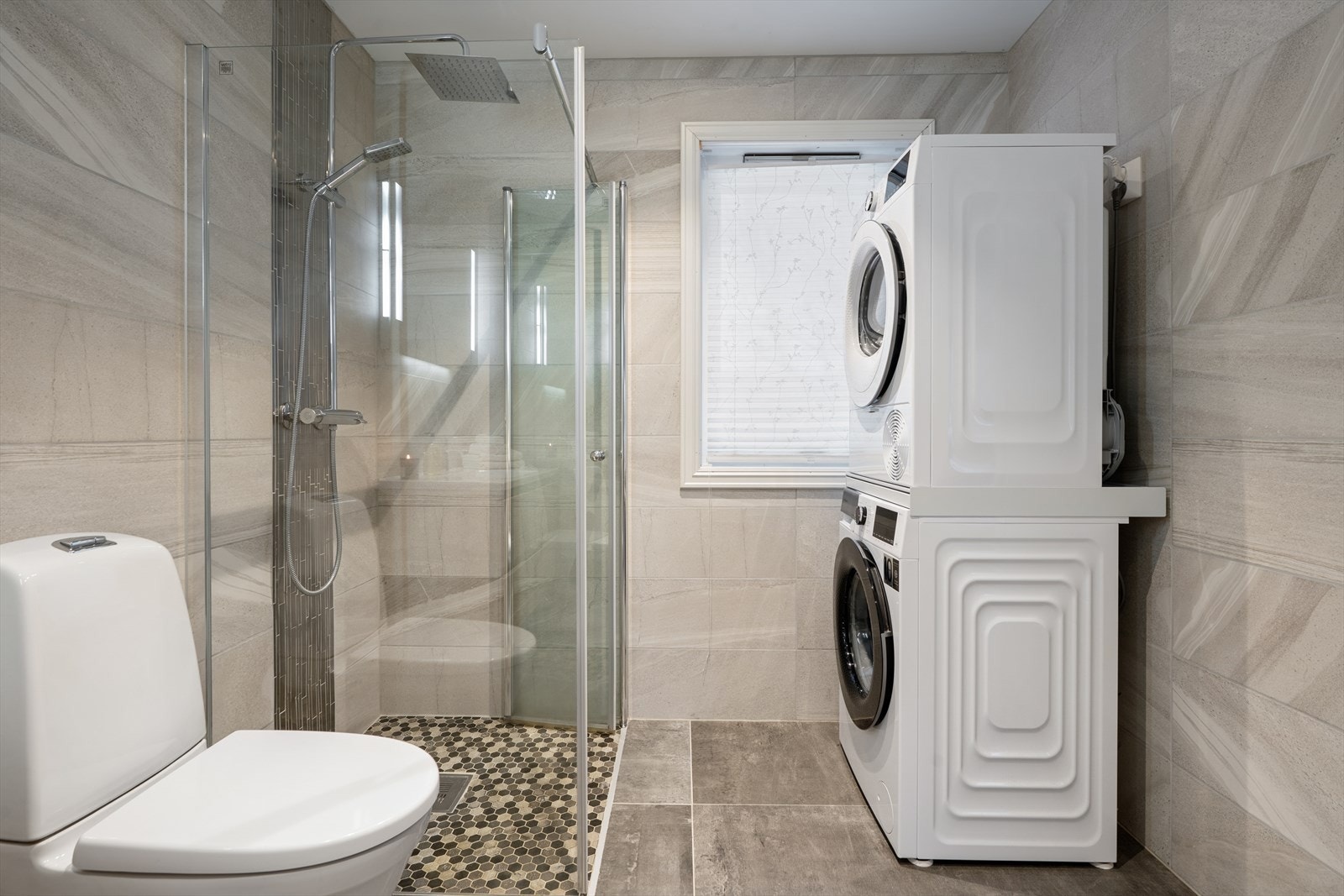 Det er varmekabler i gulvet, samt downlights i himling Galleribilde