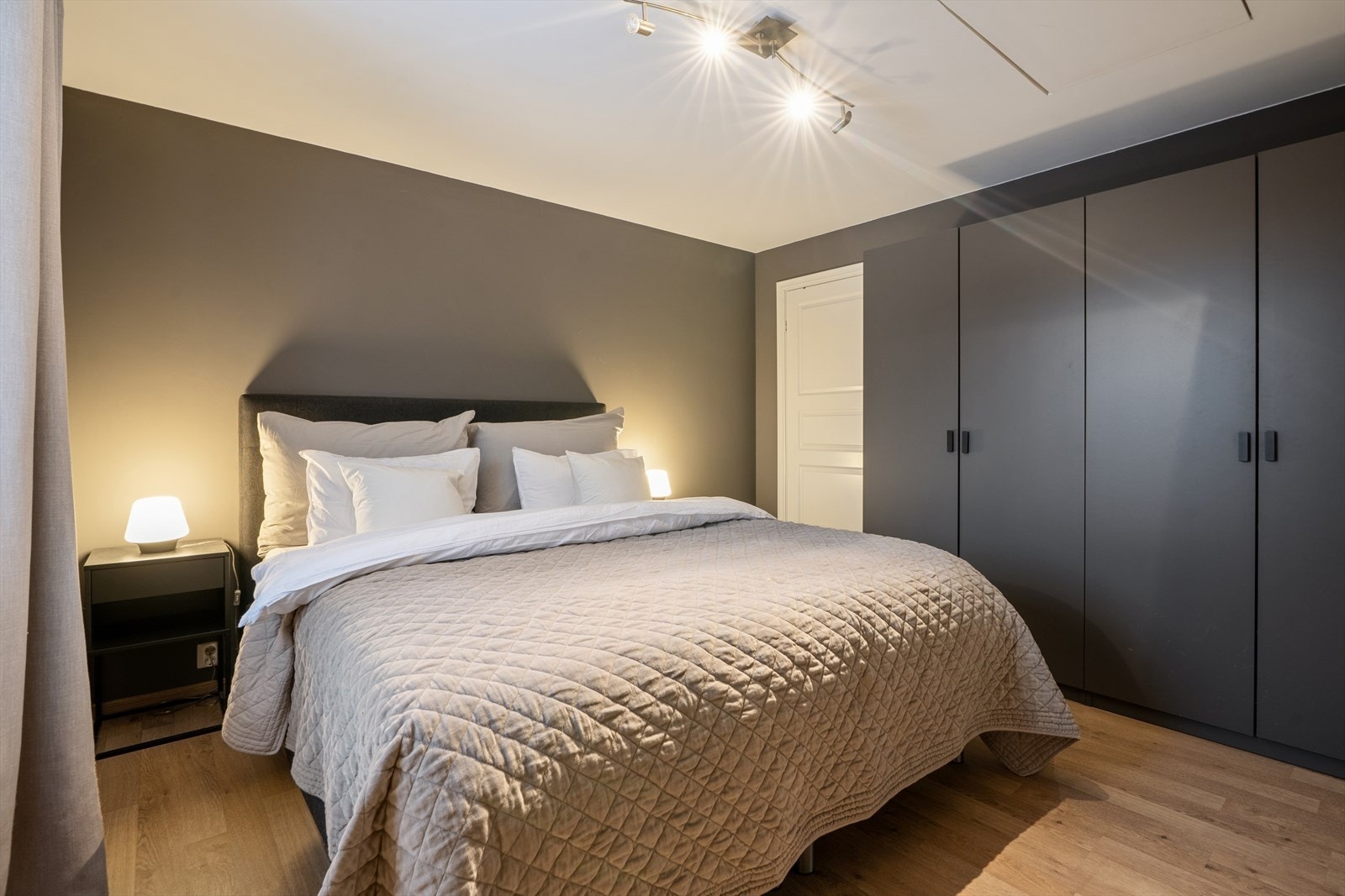 Det er også store garderobeskap som sørger for god oppbevaringsplass, samt videre adkomst fra rommet til innvendig bod Galleribilde