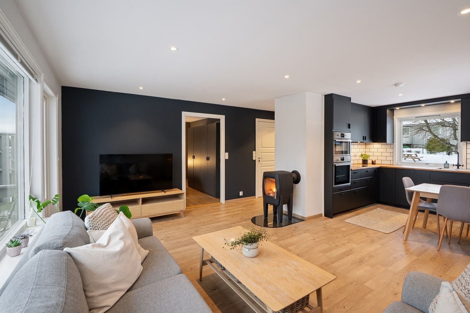 Det er også montert en vedovn som både varmer og skaper hygge Galleribilde