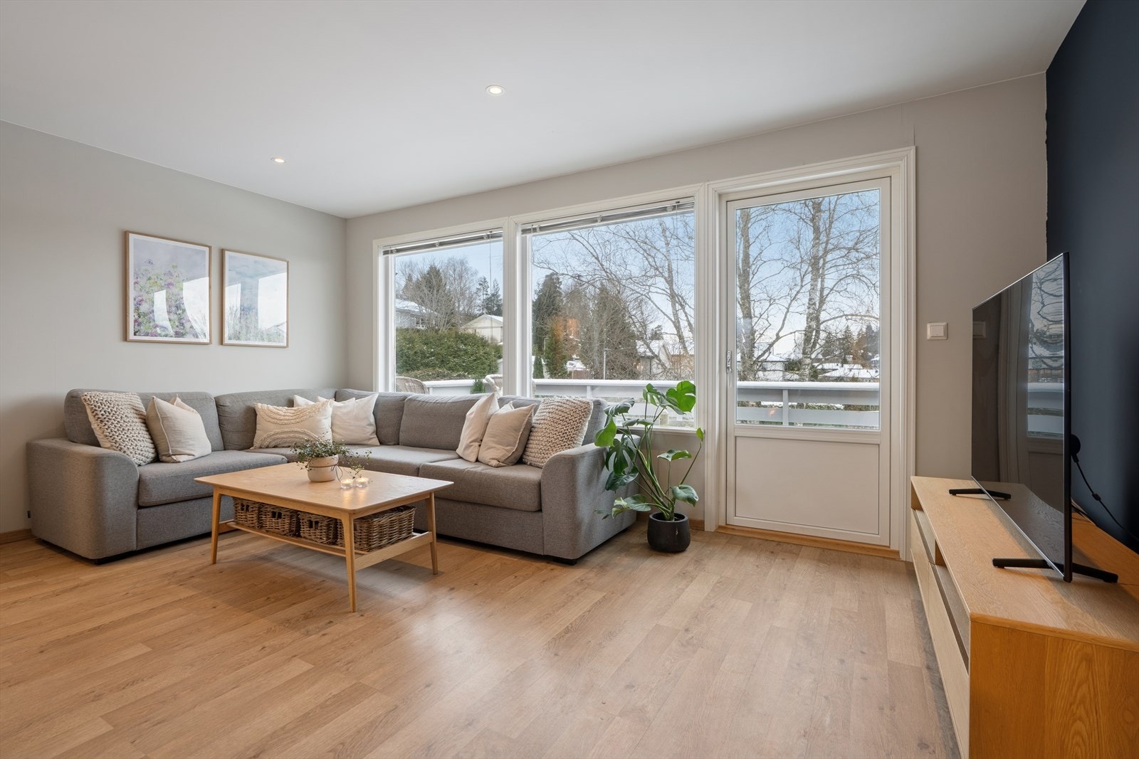 Stuen er av god størrelse Galleribilde