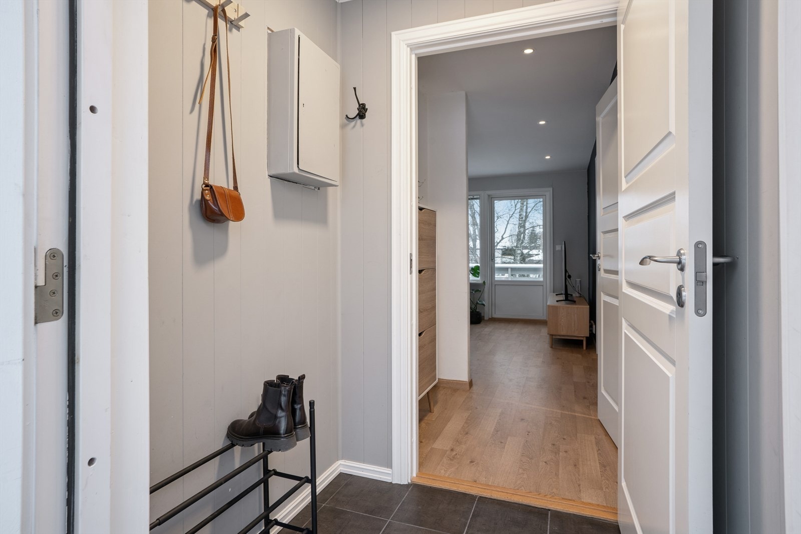 Entré har plass til yttertøy og sko, samt flislagt gulv Galleribilde