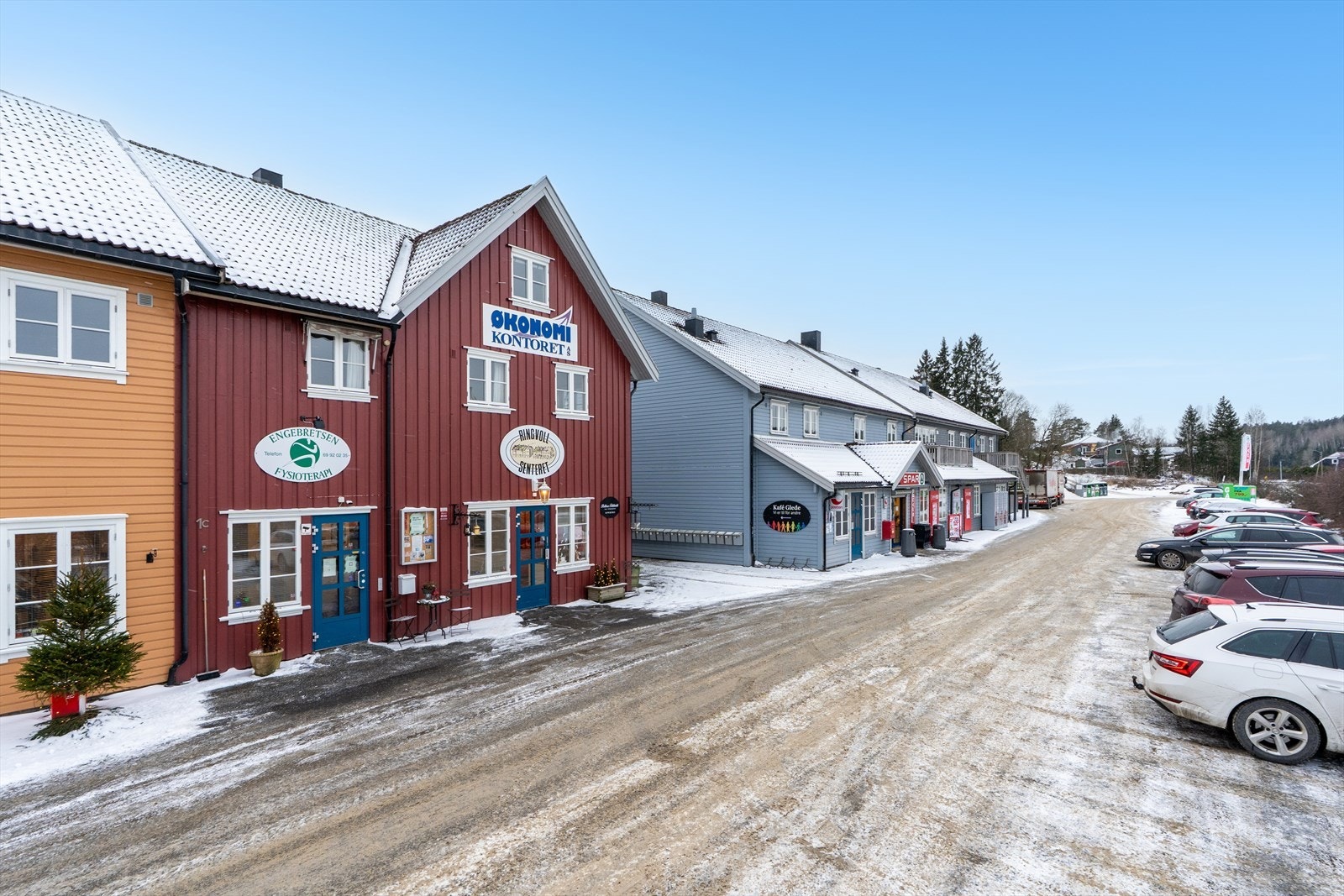 Ringvoll har både dagligvarebutikk, post, café, fysioterapeut, mv Galleribilde