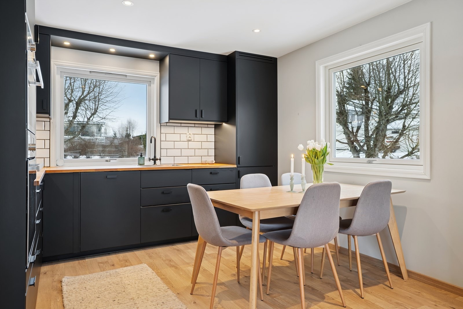 Det er god plass til en romslig spisegruppe på kjøkkenet Galleribilde