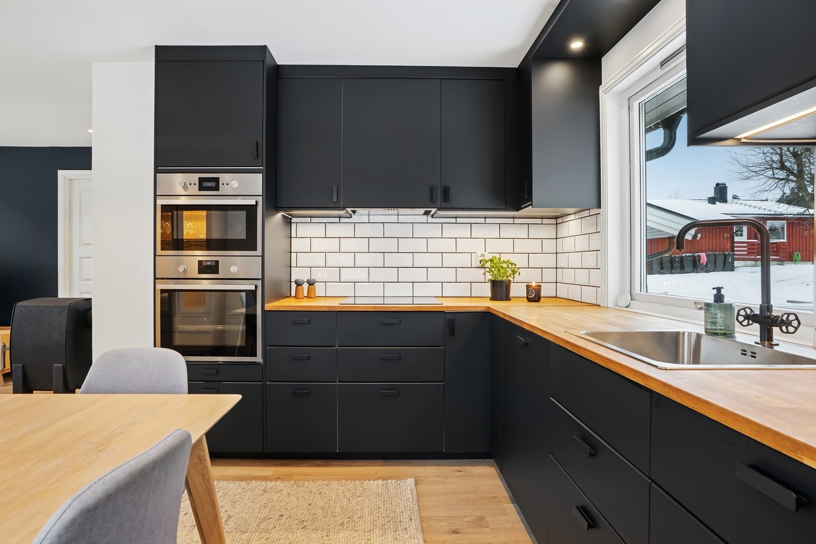 Det er integrerte hvitevarer som stekeovn, koketopp, mikrobølgeovn, oppvaskmaskin og kjøleskap med fryser Galleribilde