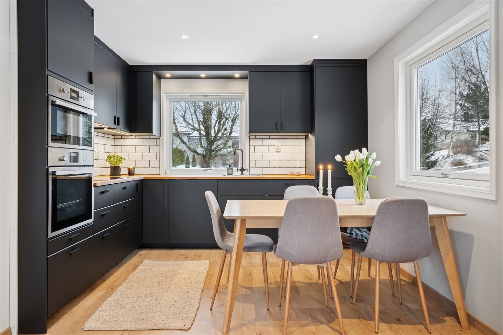 Moderne kjøkken som kan by på godt av skap- og benkeplass Galleribilde