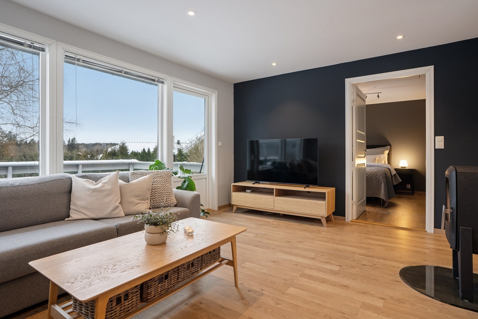 Stuen har store vindusflater som slipper inn rikelig av naturlig lys, samt utgang til fin sydvestvendt terrasse Galleribilde