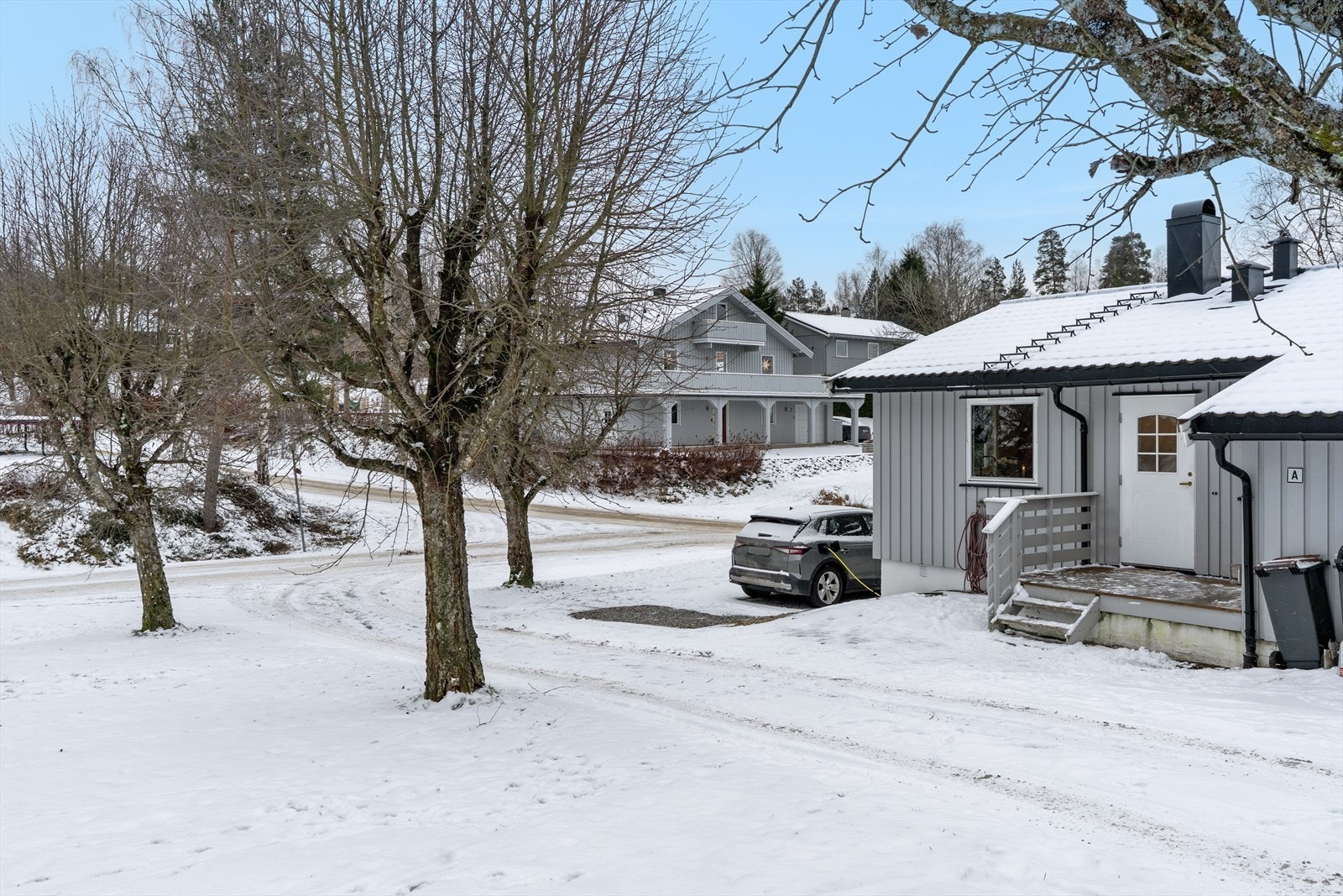 Det er montert elbillader på husvegg og plass til 1 bil utenfor boligen Galleribilde