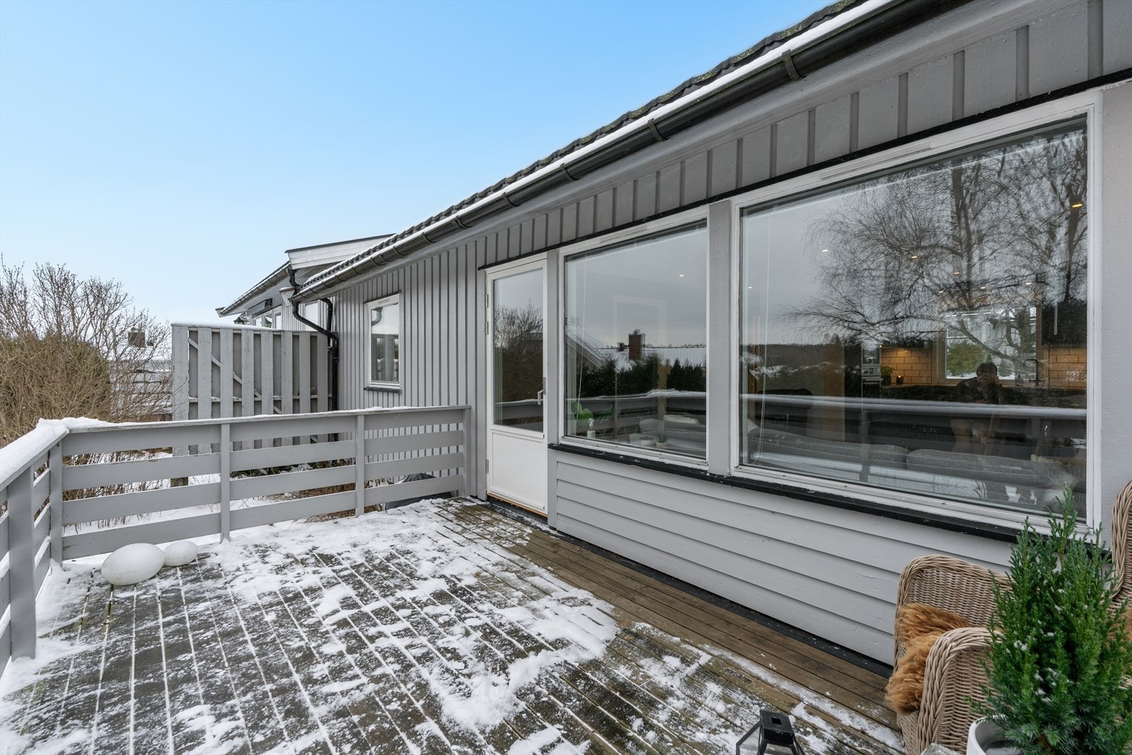 Her er det god plass til to sittegrupper og grill. Det er gode solforhold, og her kan virkelig gode sommerdager nytes! Galleribilde