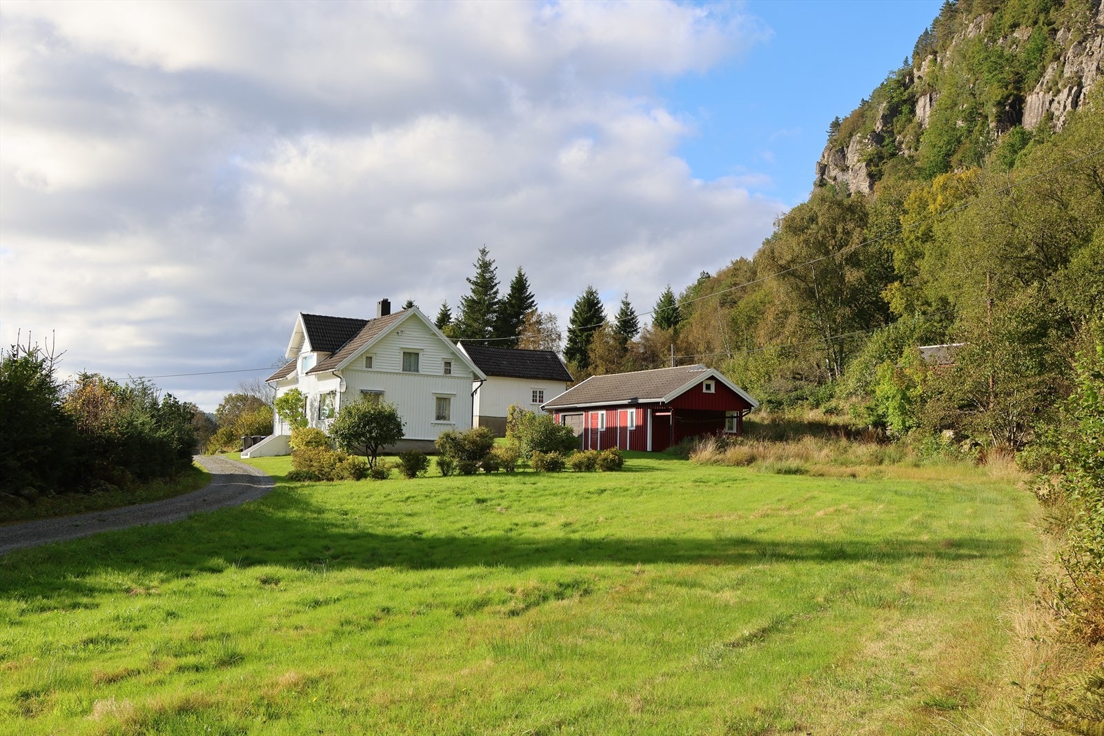 Koselig småbruk som ligger tilbaketrukket fra Frøytlandsveien. Foto: Privat Galleribilde