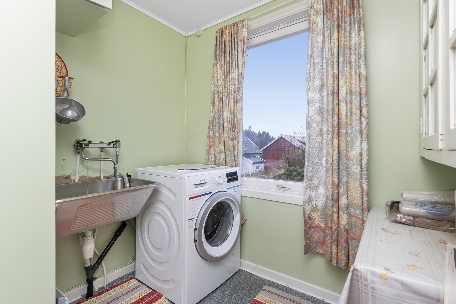 Enkelt vaskerom like ved entreen. Galleribilde