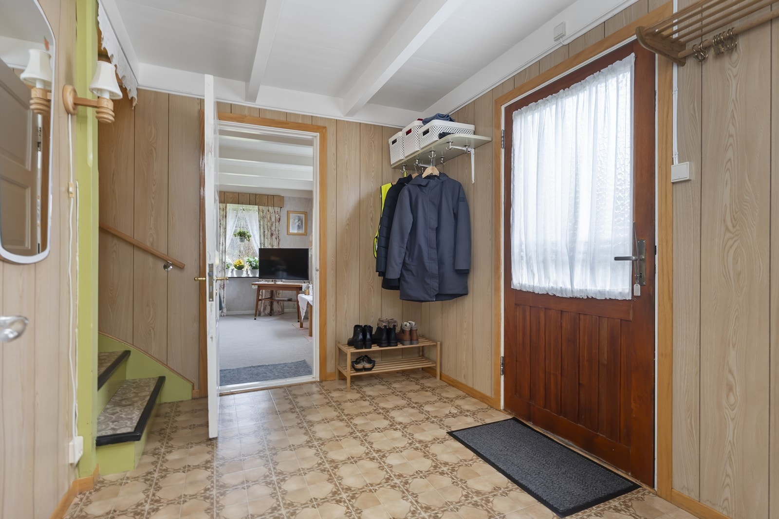 Midtgang med utgangsdør og trapp til loft. Galleribilde