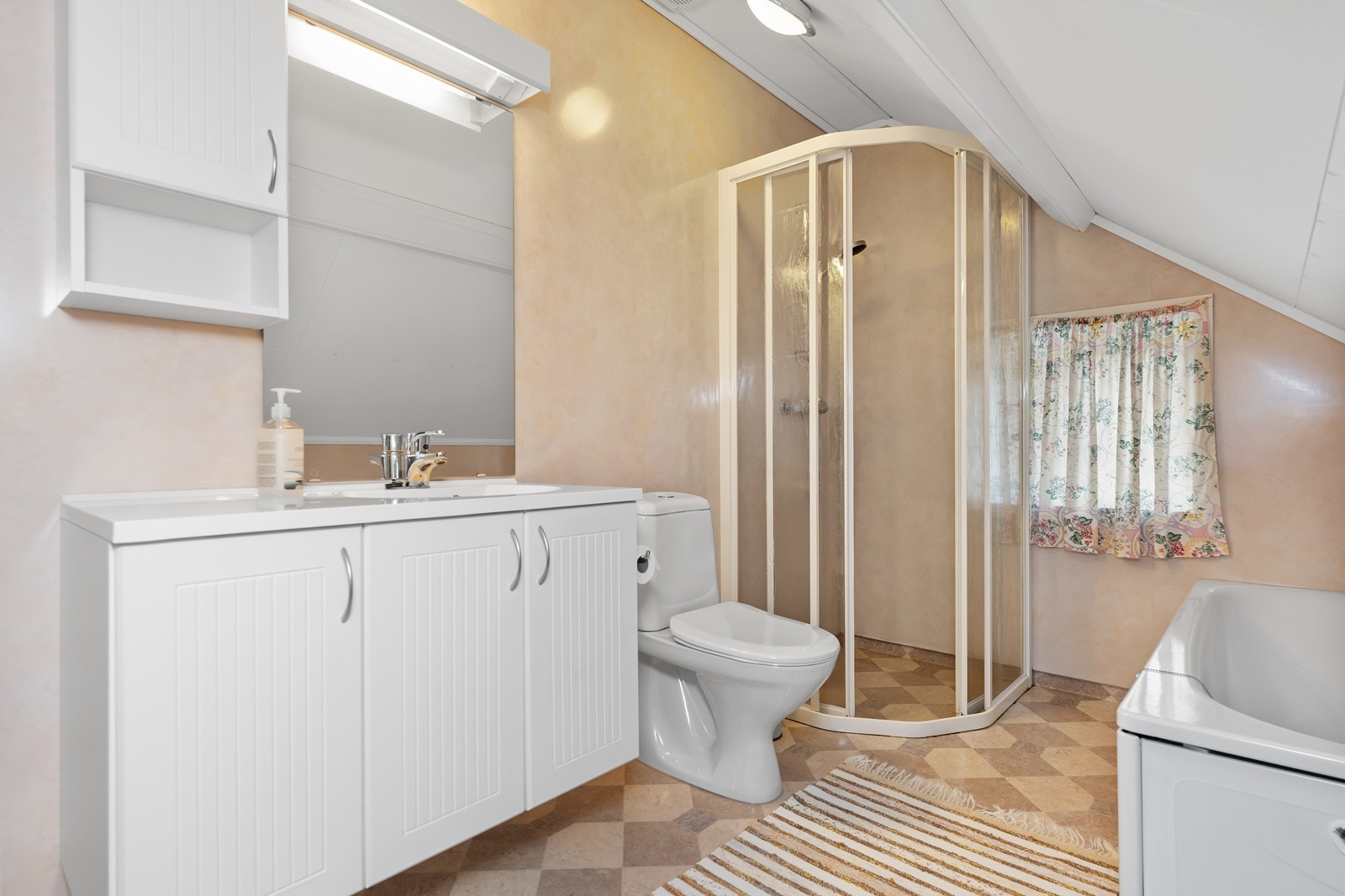 Bad/ wc med dusj og badekar. Galleribilde