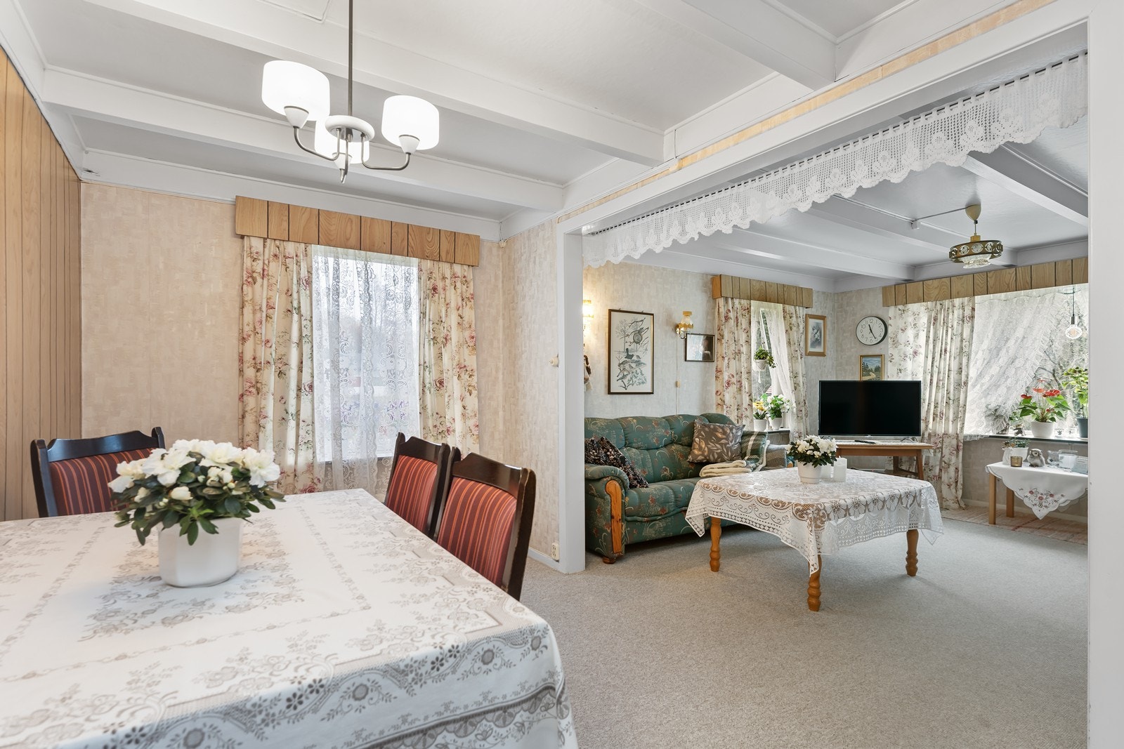 Plass til spisestue like ved kjøkkenet. Galleribilde