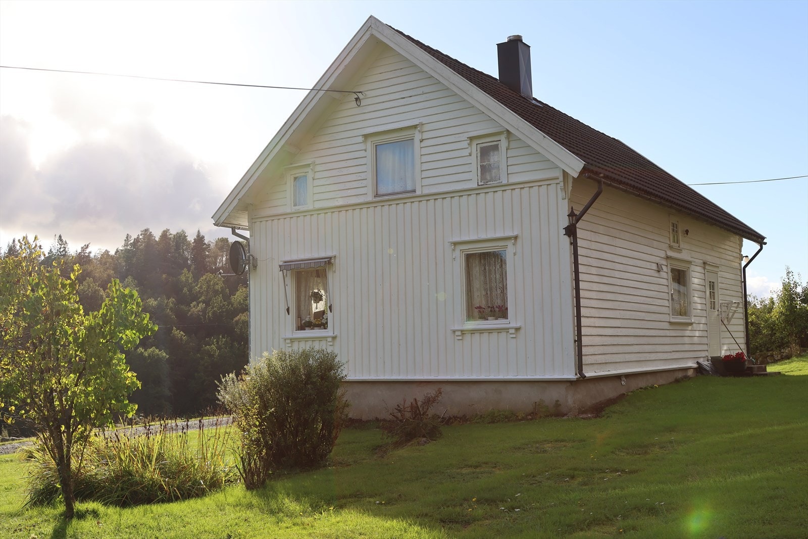 Stor, fin hage med dyrka mark like ved. Galleribilde