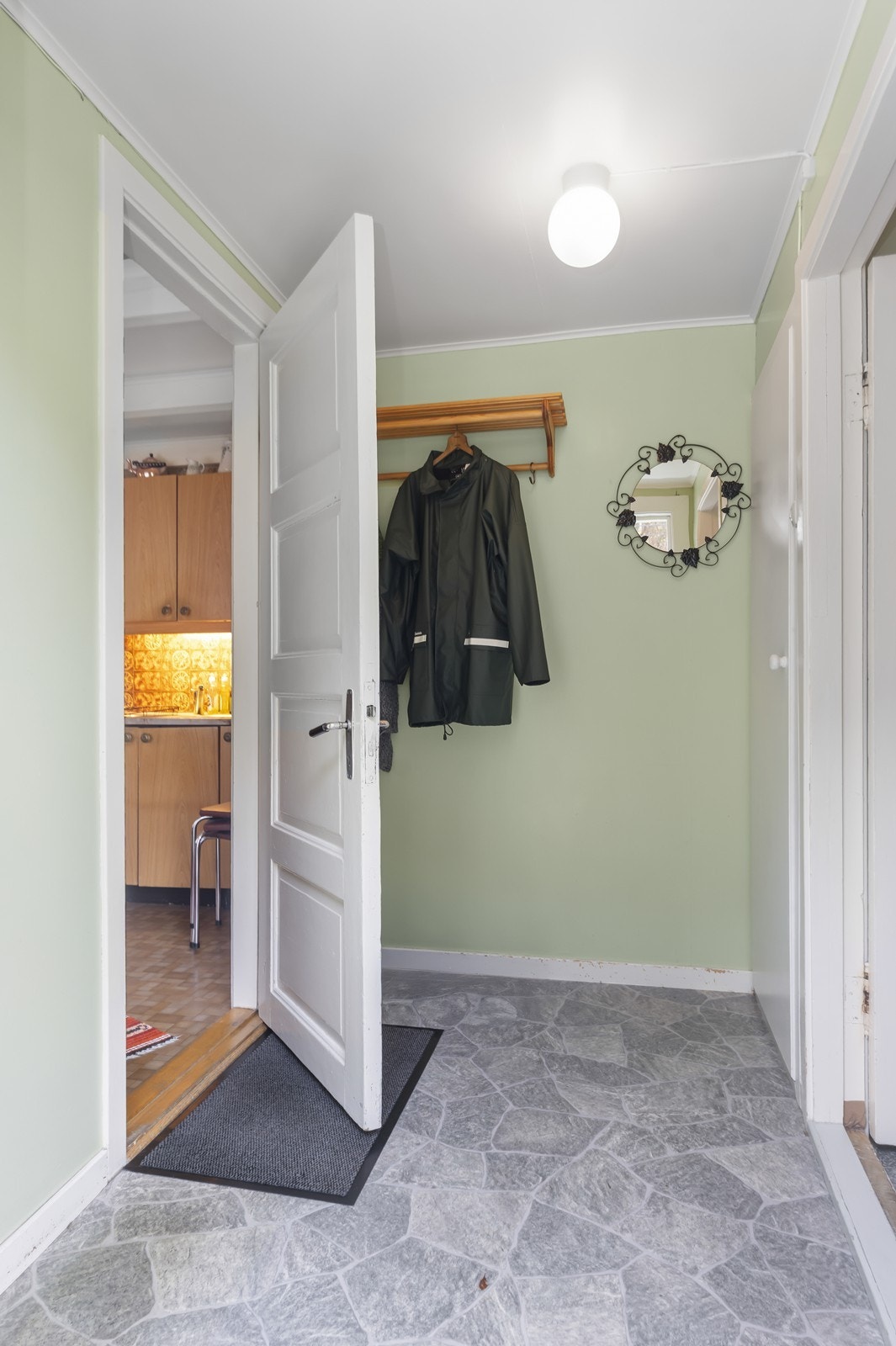 Fra entre/ gang mot kjøkken. Galleribilde