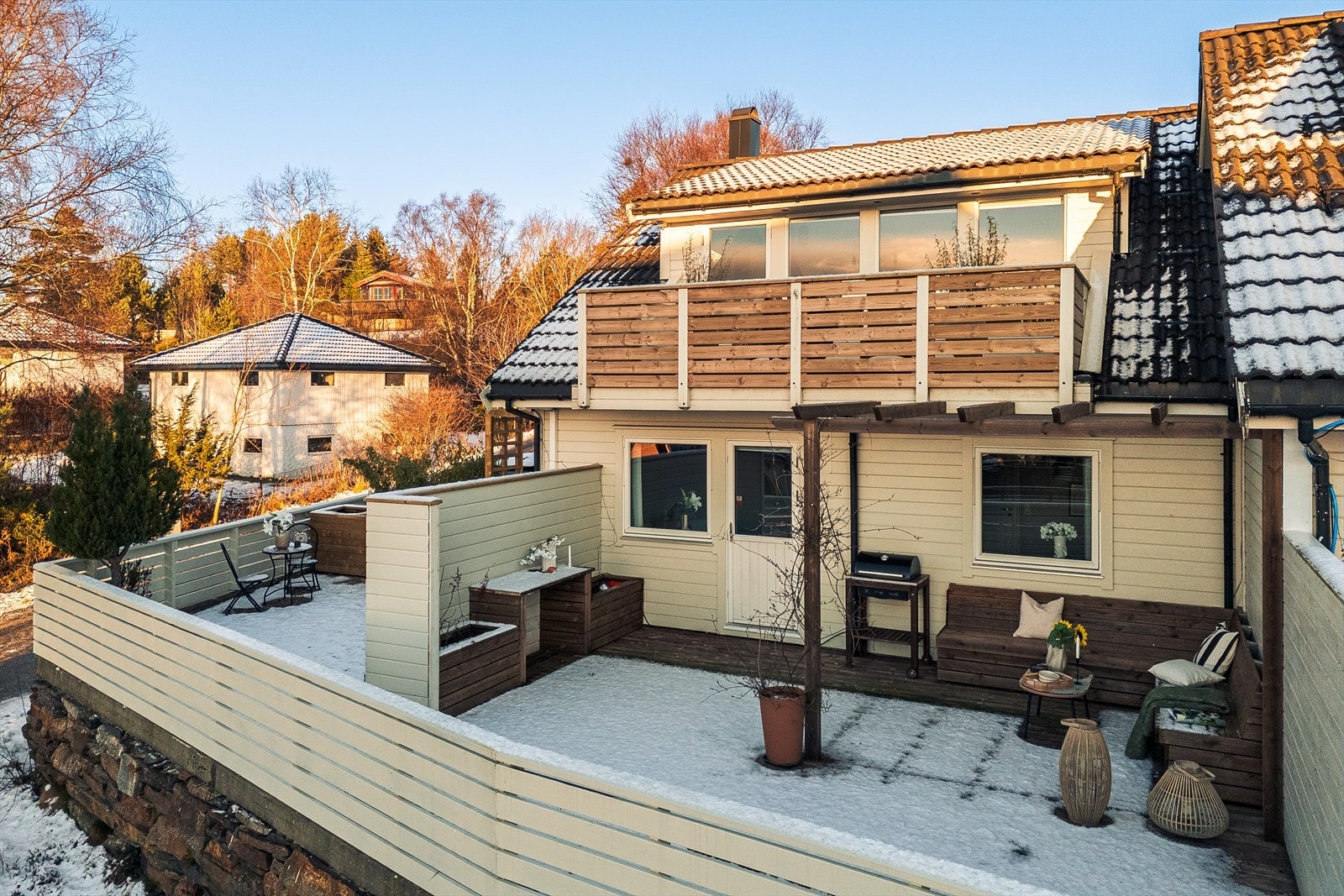 På sommerstid blir det godt og varmt i solveggen. Terrassen måler ca 28 kvm. Galleribilde