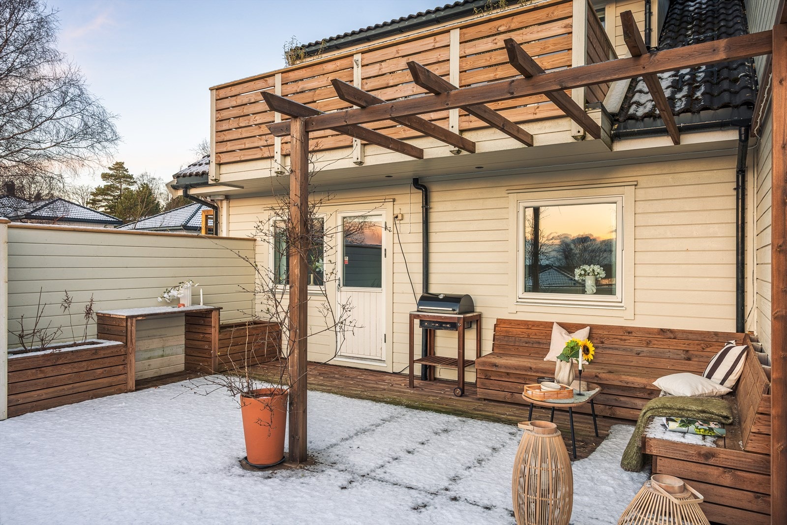 Flotte uteområder med pergola og flere sittegrupper. Galleribilde