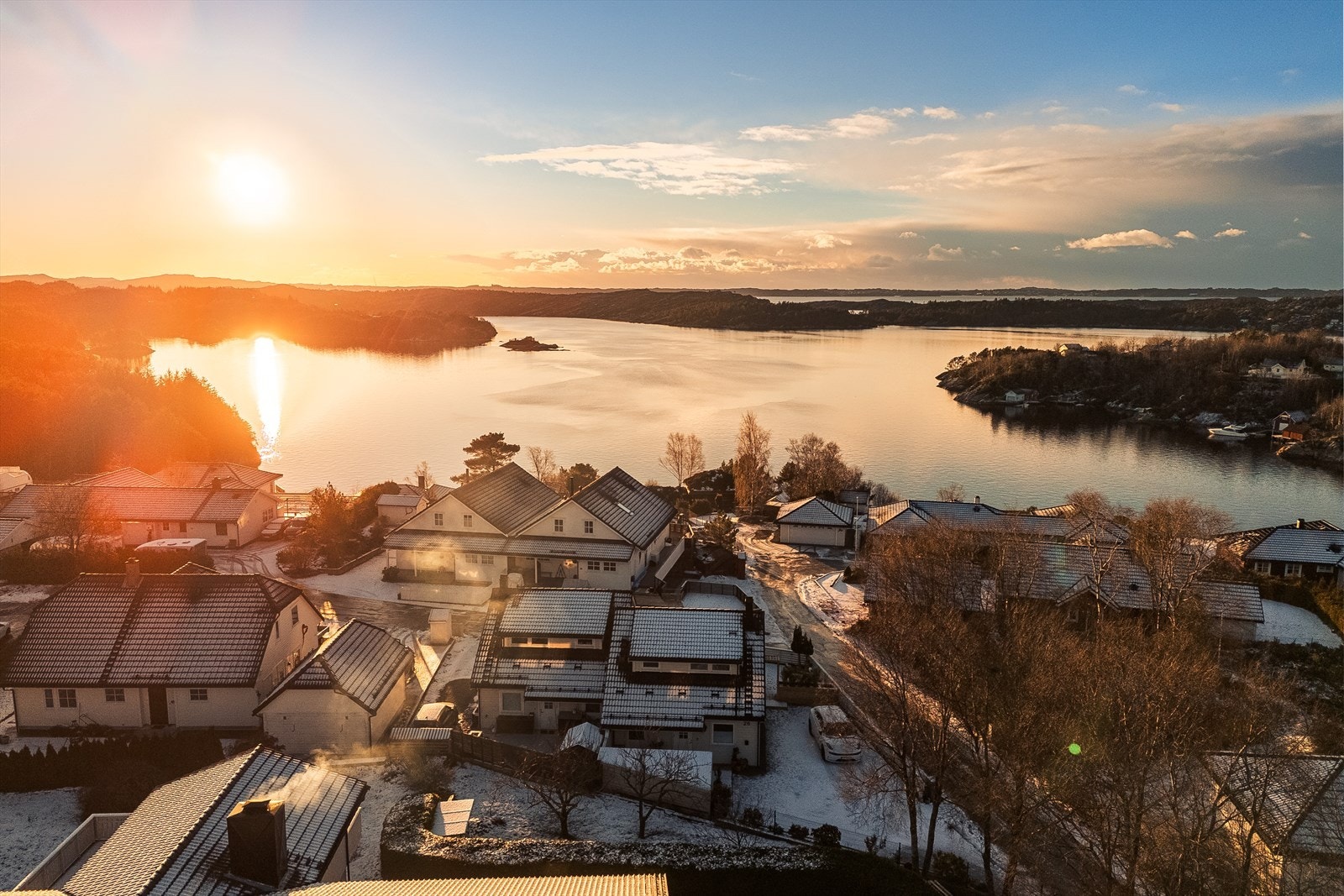 Lars D. Mæland v/ Fana sparebank eiendom presenterer denne flotte familieboligen nord på Askøy! Galleribilde