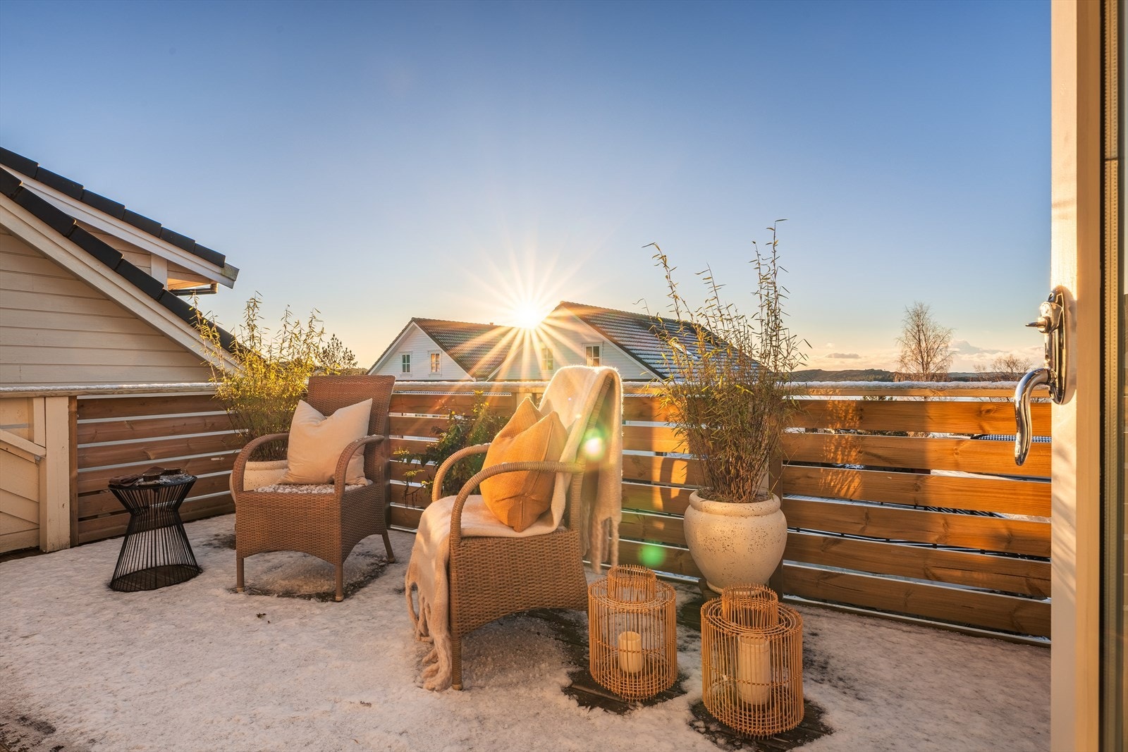 Solrik terrasse med utgang fra stuen. Flott utsikt. Galleribilde