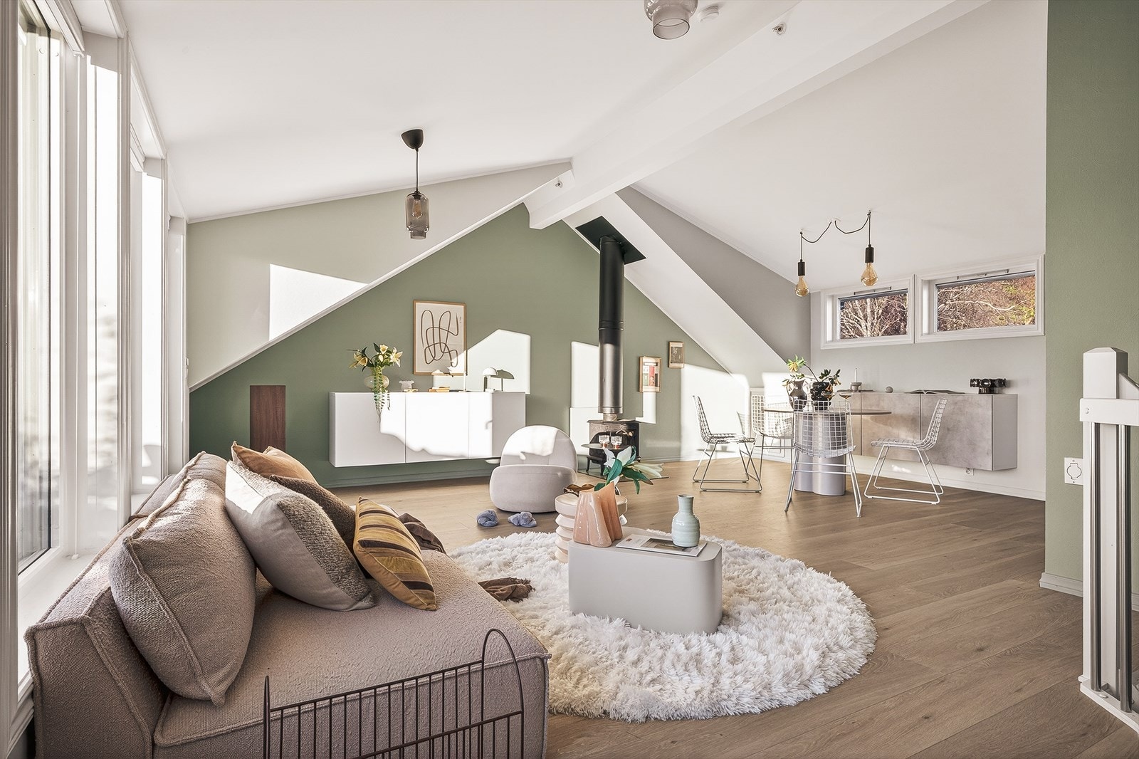 Her er det både varmepumpe og vedovn. Galleribilde