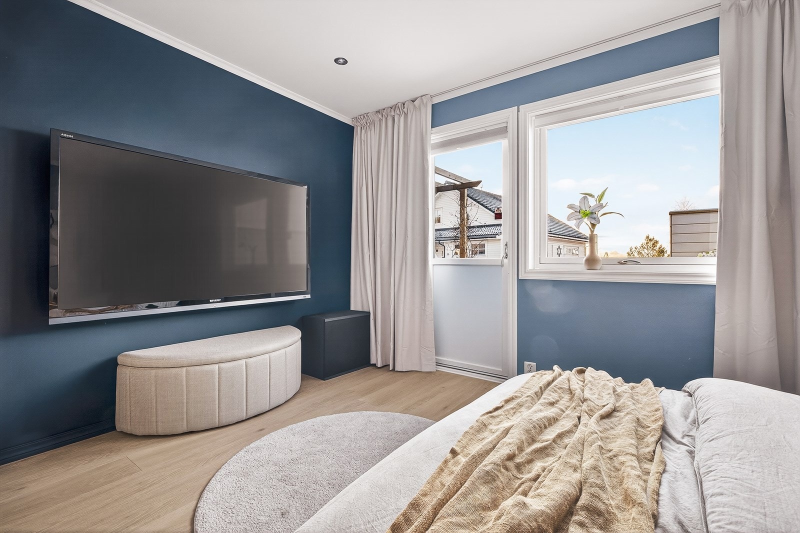 Hovedsoverom med balkongdør ut på terrassen. Galleribilde