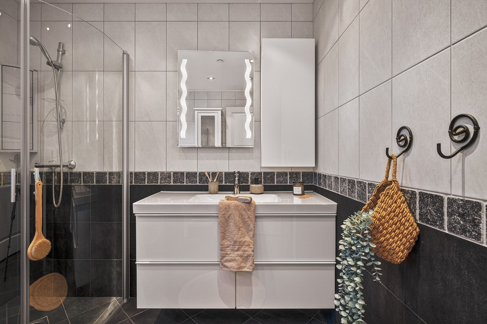 Eier har nylig fått flislegger til å gå over fugene i dusjsonen. Galleribilde