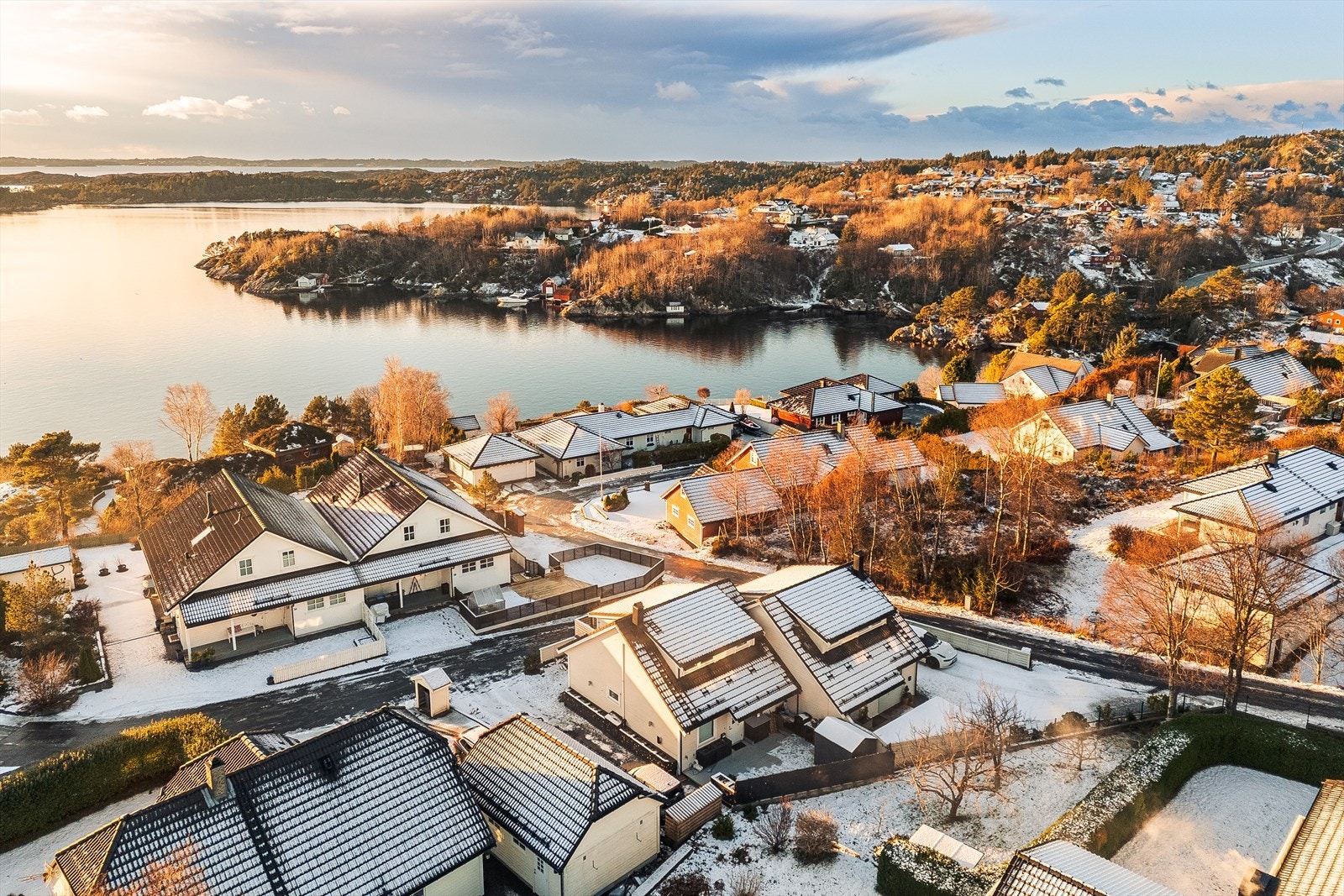 Boligen har en fin intern beliggenhet i boligfeltet og det er sjelden det omsettes boliger her. Galleribilde
