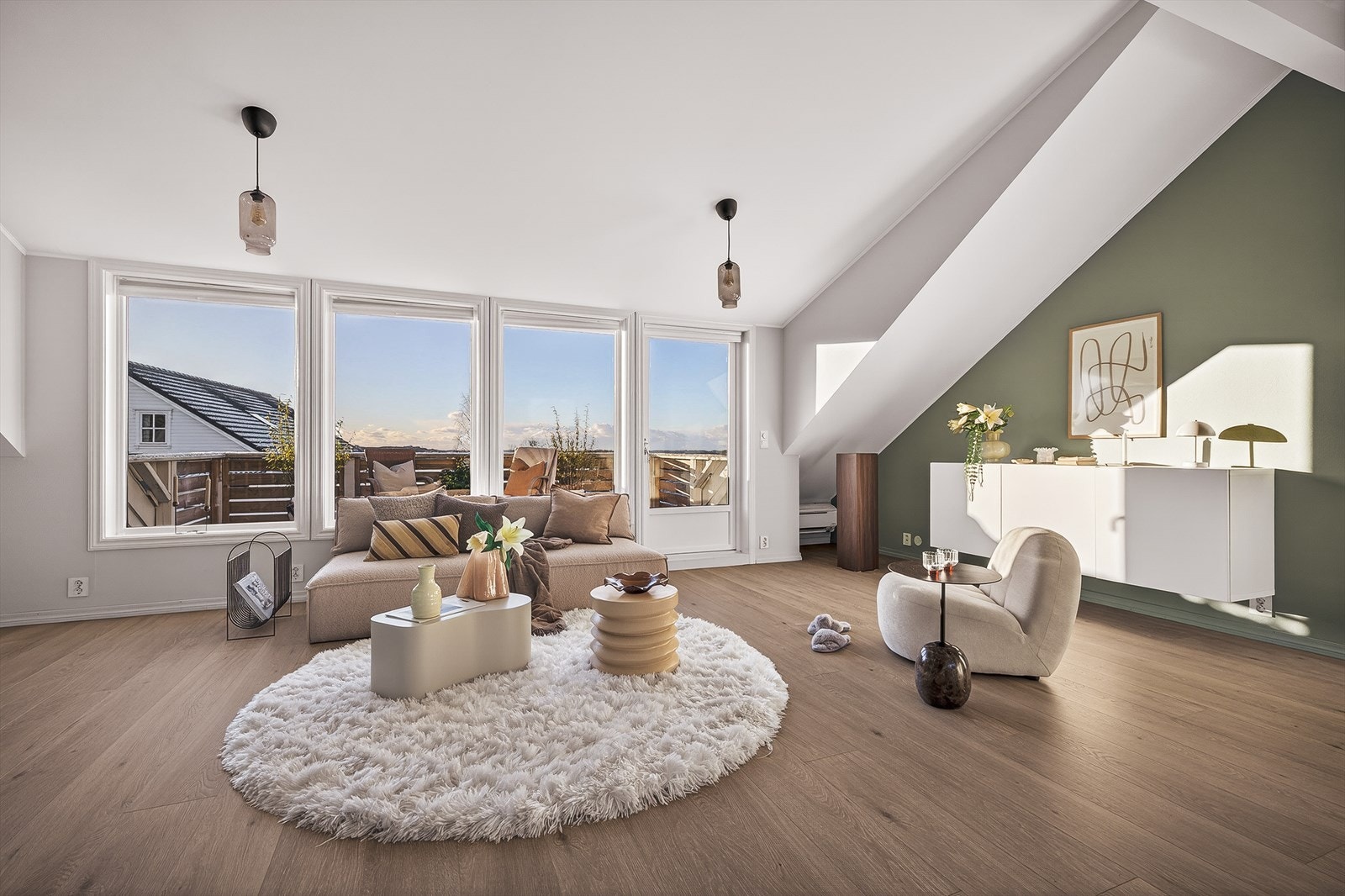 Flott utsikt fra stuevinduene og god plass til møblering. Galleribilde