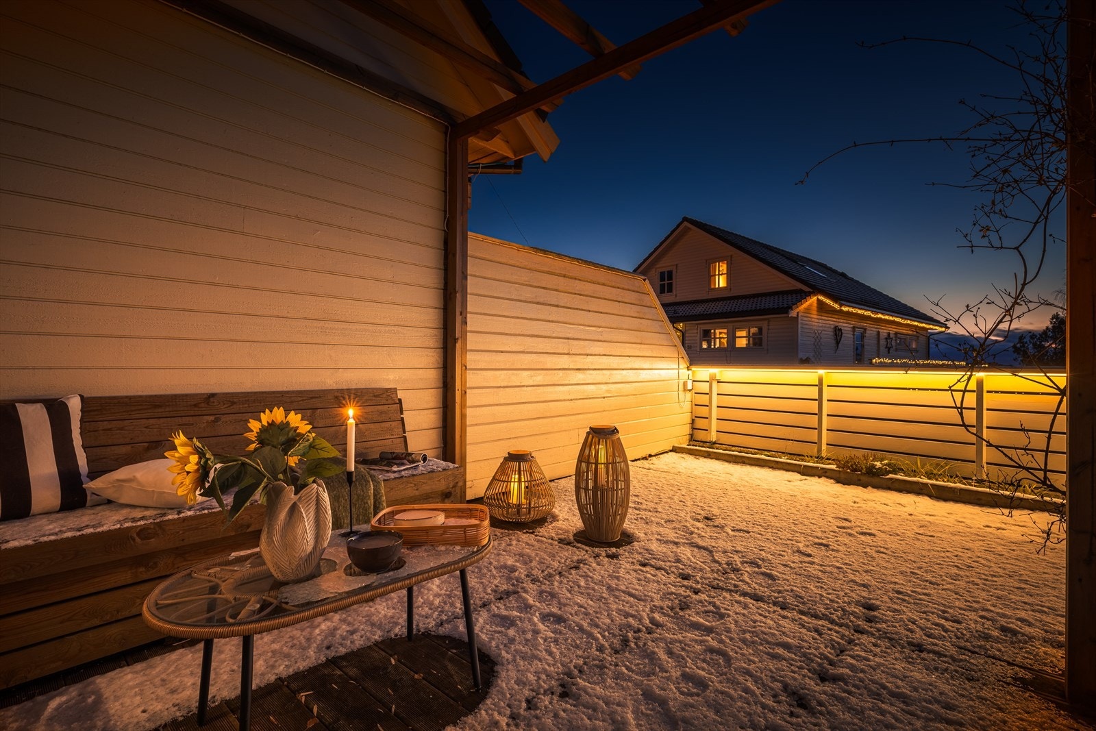Flotte uteområder med terrasse, gruset plass og pergola m.m Galleribilde