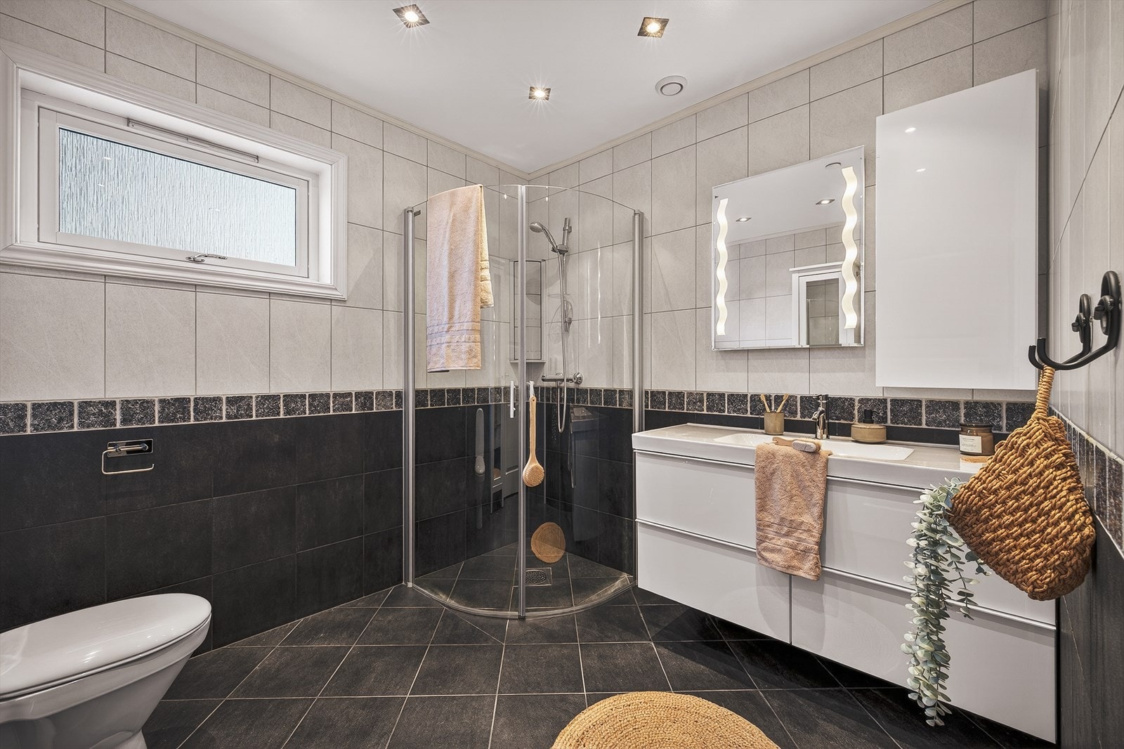 Helfliset bad med varmekabler og nyere baderomsinnredning. Galleribilde