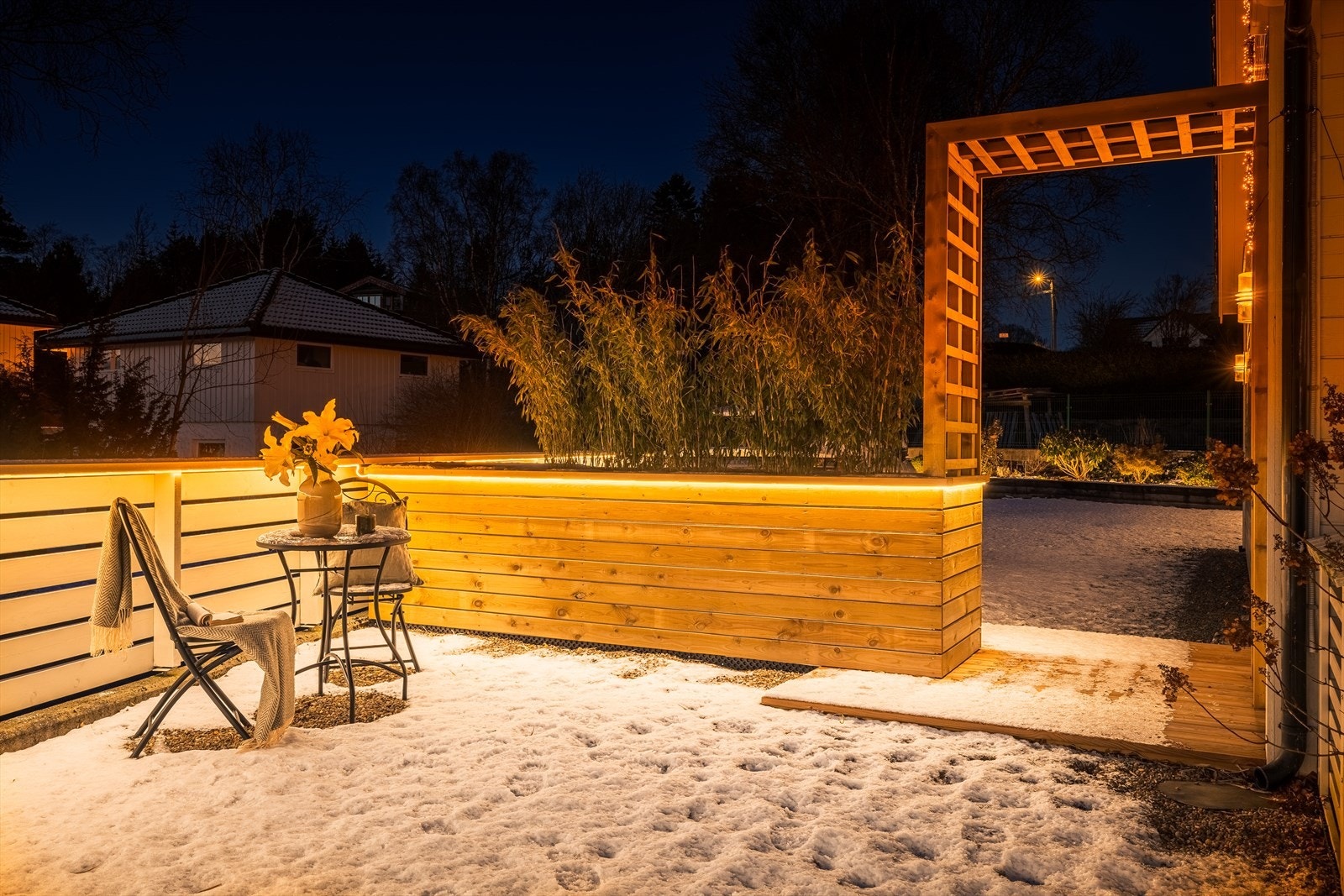 Uteområdene er særs pent opparbeidet, blant annet med flott belysning, plantekasser og levegger. Galleribilde