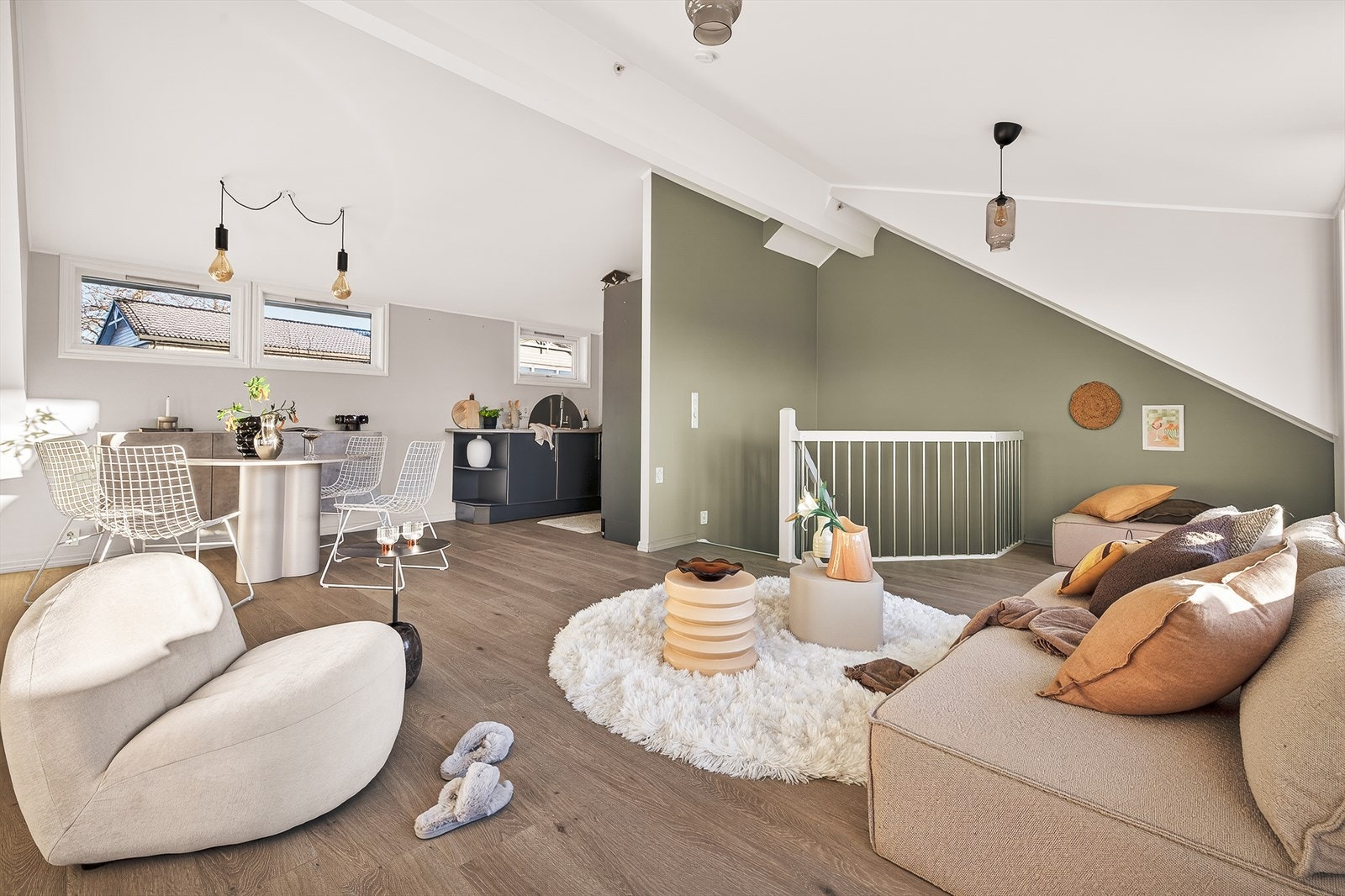 Selger har hatt tv borte ved trappen. Galleribilde