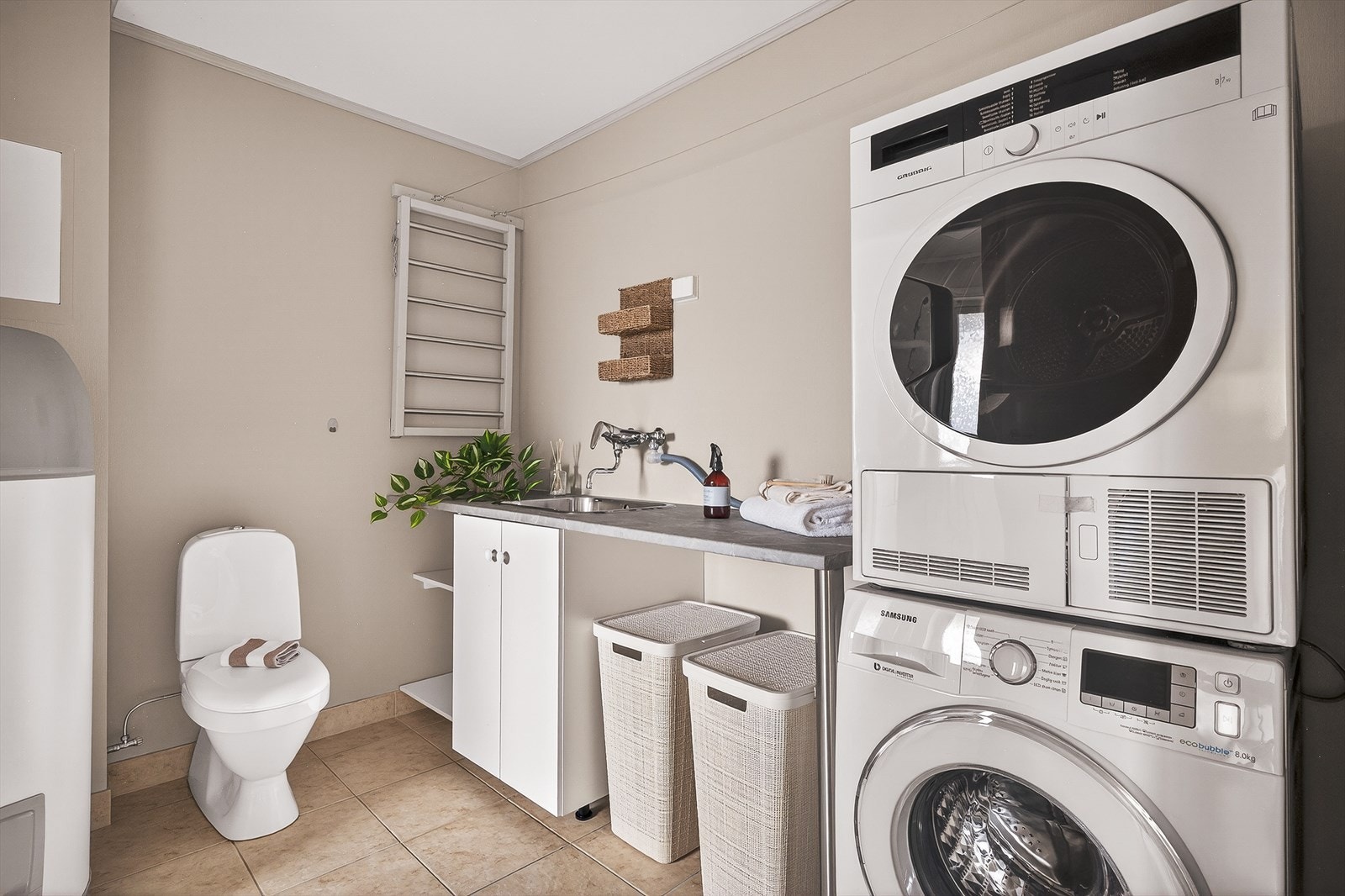 Meget praktisk og romslig vaskerom med et ekstra toalett. Galleribilde