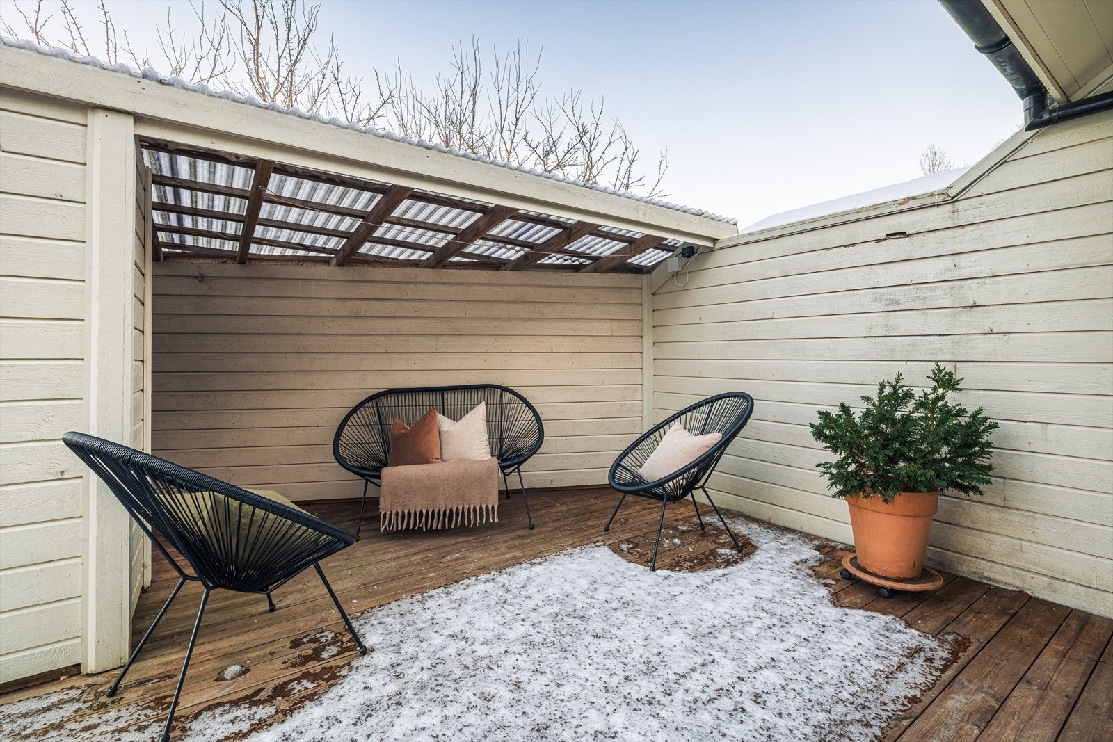 Praktisk levegg mot naboen, samt overbygg og bod like utenfor inngangsdøren. Galleribilde