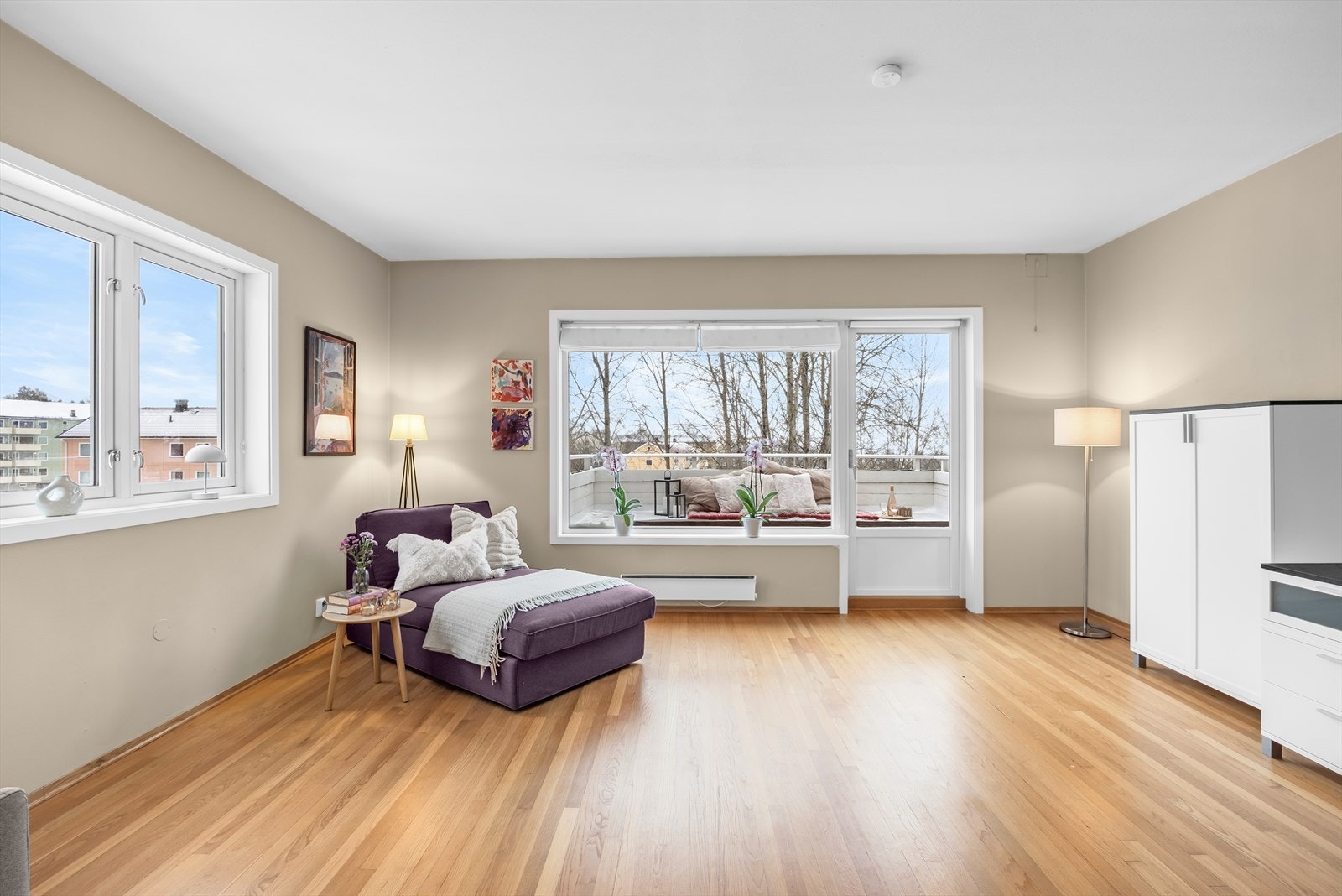 Stua byr på en innbydende romfølelse med harmoniske fargetoner og naturlig lys som gir boligen et varmt og trivelig preg. Gulvet er belagt med parkett. Galleribilde