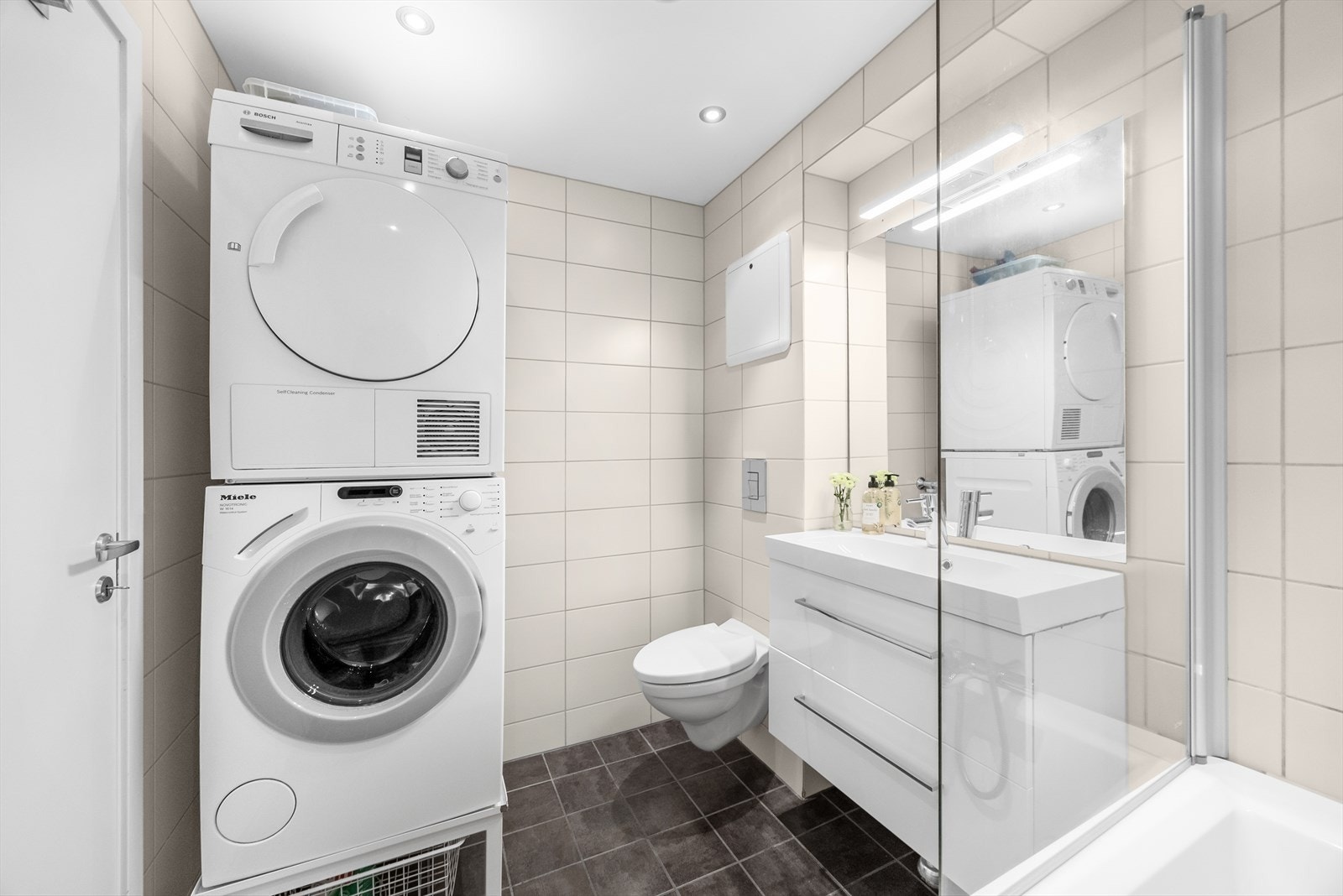 Pent, flislagt baderom med downlights i himlingen og elektrisk gulvvarme. Her er det også opplegg for vaskemaskin. Galleribilde
